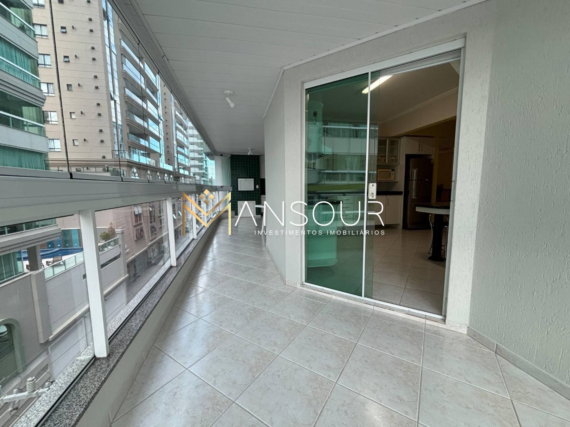 ÓTIMA LOCALIZAÇÃO Apartamento 03 Dormitórios sendo 01 suíte