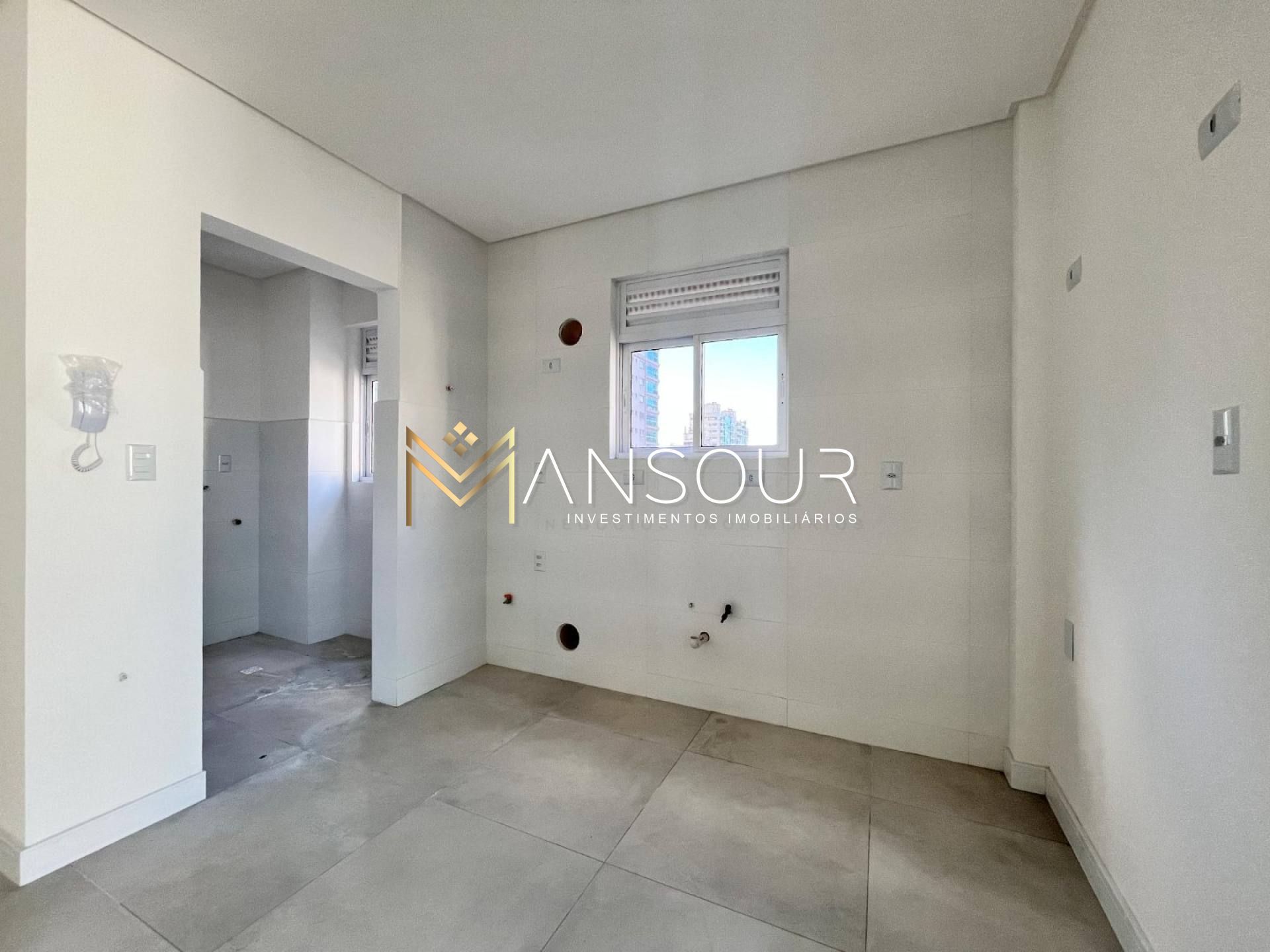 MEIA PRAIA Apartamento 03 Dormitórios sendo 01 suíte