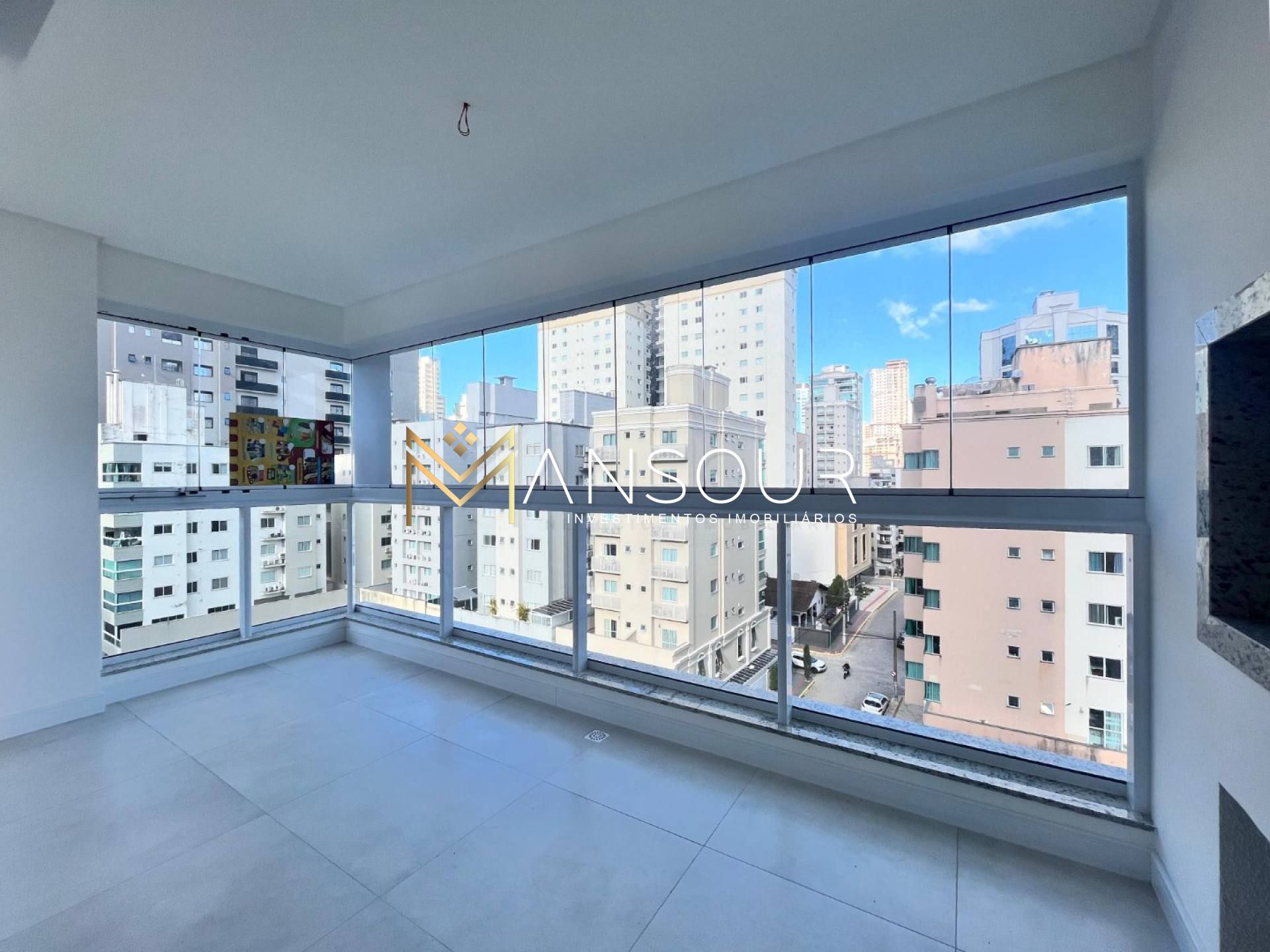 MEIA PRAIA Apartamento 03 Dormitórios sendo 01 suíte