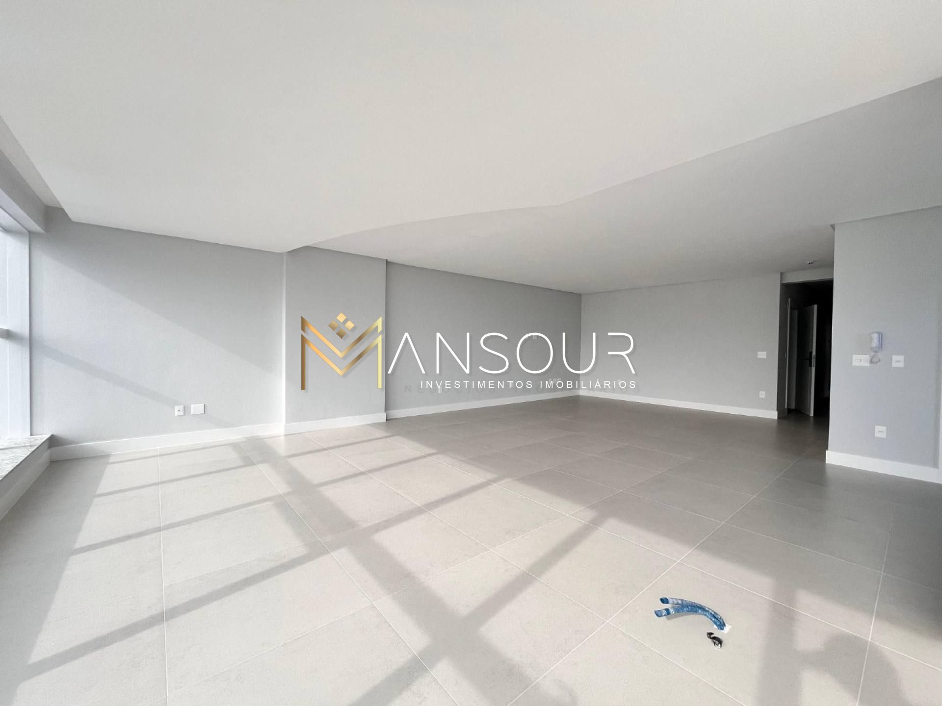 MEIA PRAIA Apartamento 04 suítes sendo 01 master