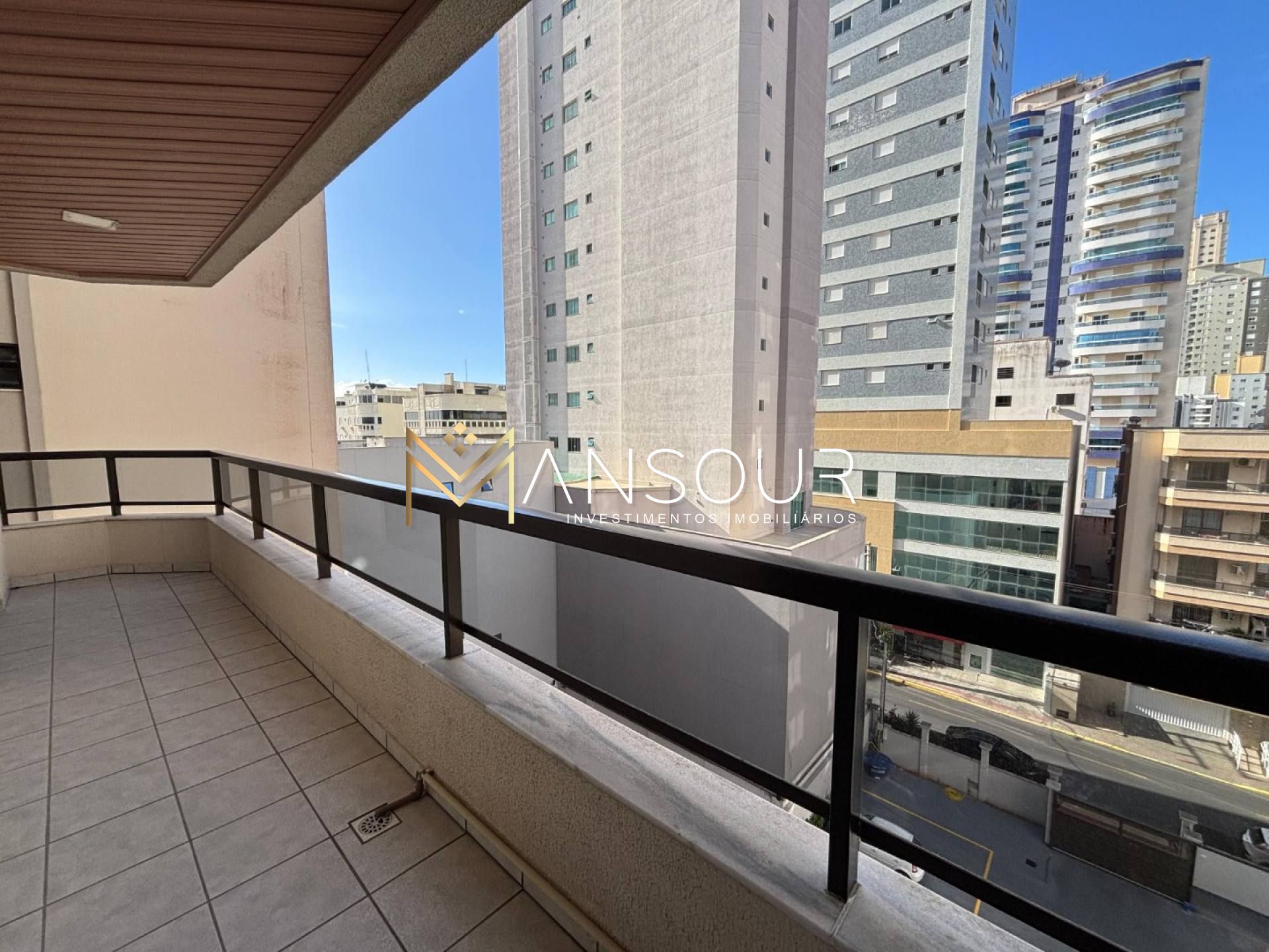 EXCELENTE LOCALIZAÇÃO Apartamento 03 Dormitórios sendo 01 suíte