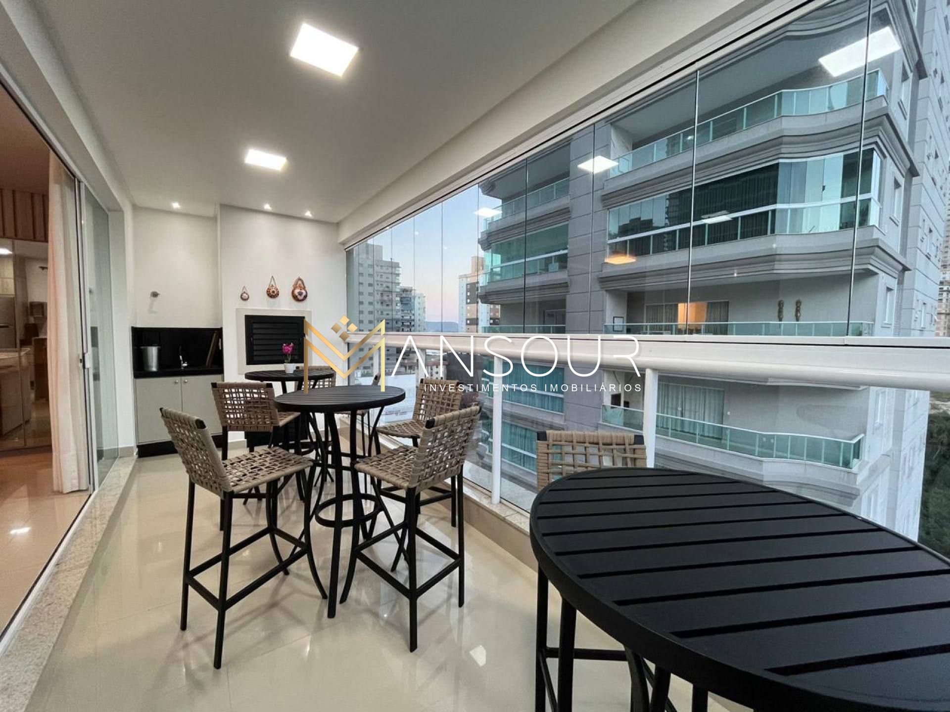 BEM LOCALIZADO Apartamento 04 suítes