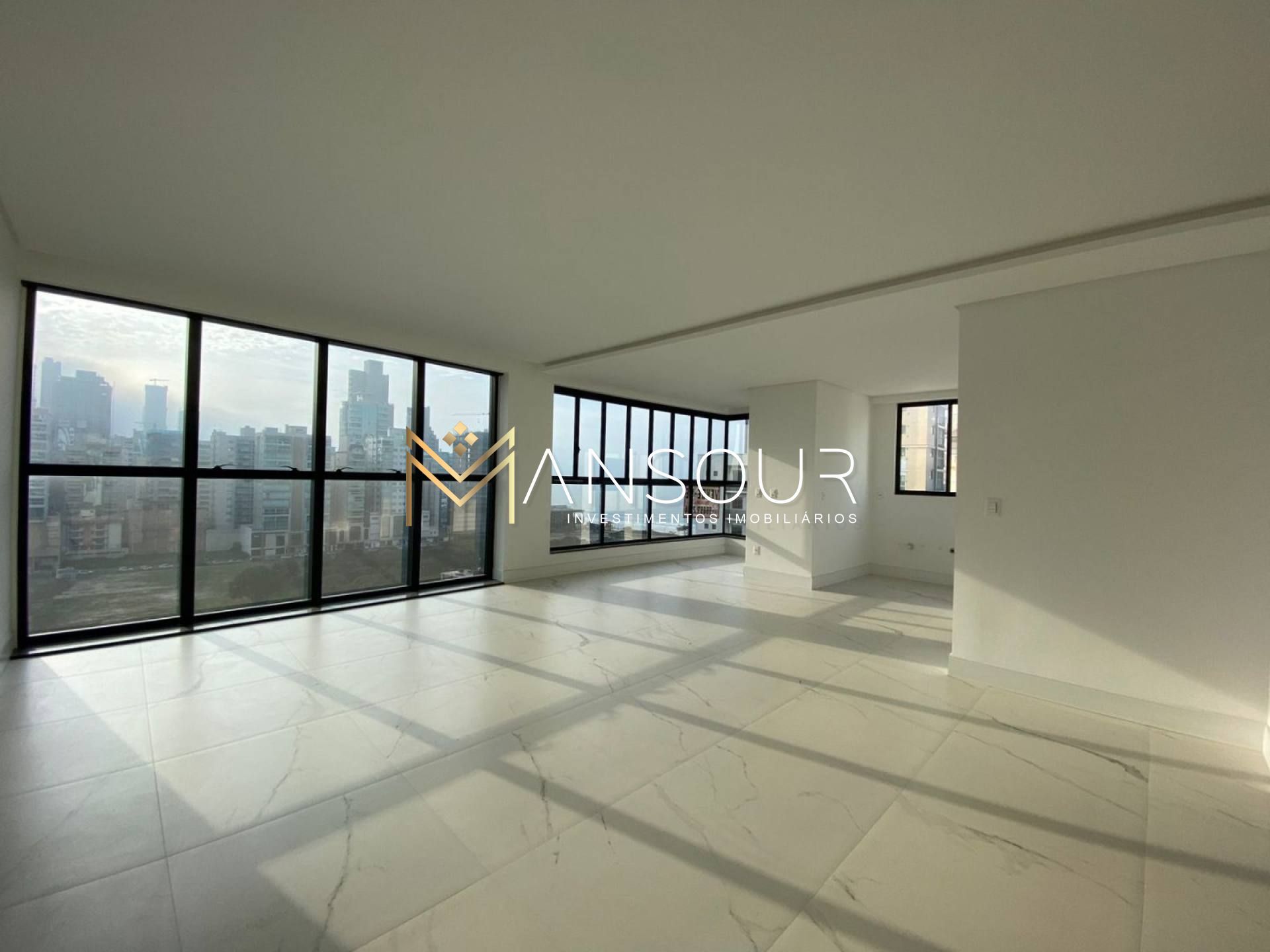 MEIA PRAIA Apartamento 03 suítes