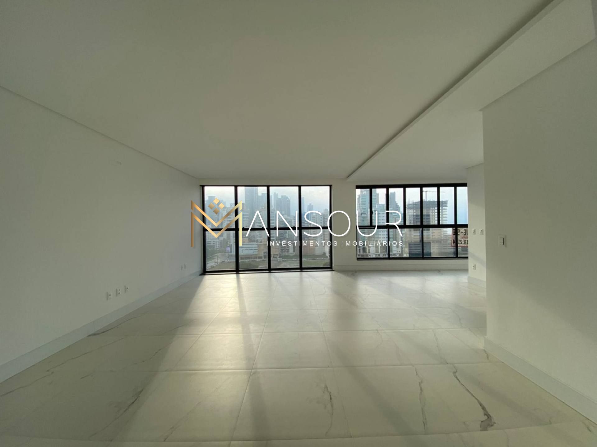 MEIA PRAIA Apartamento 03 suítes