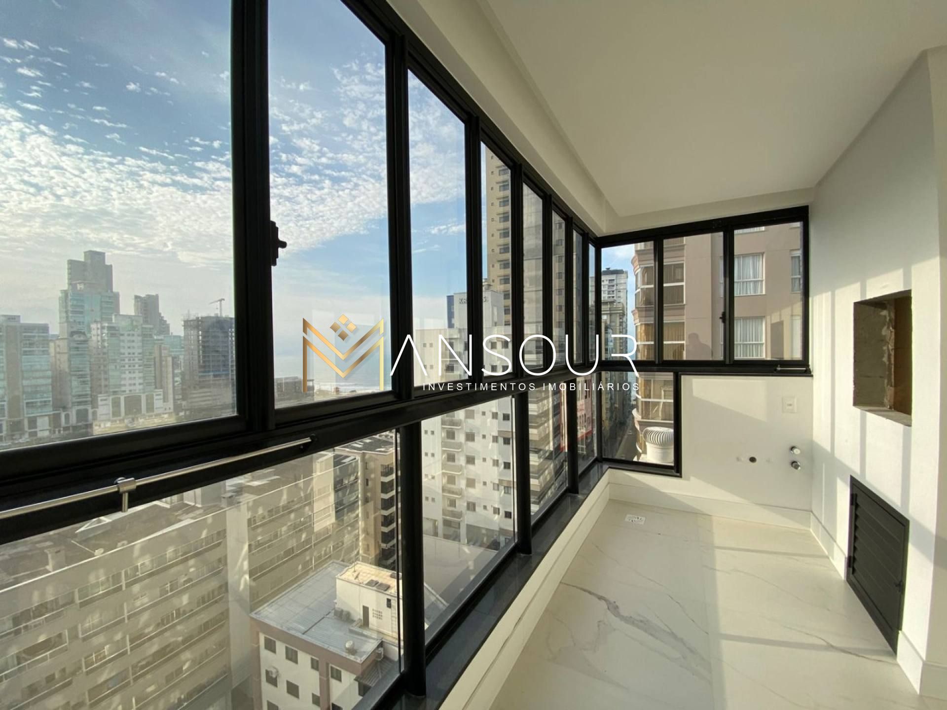 MEIA PRAIA Apartamento 03 suítes