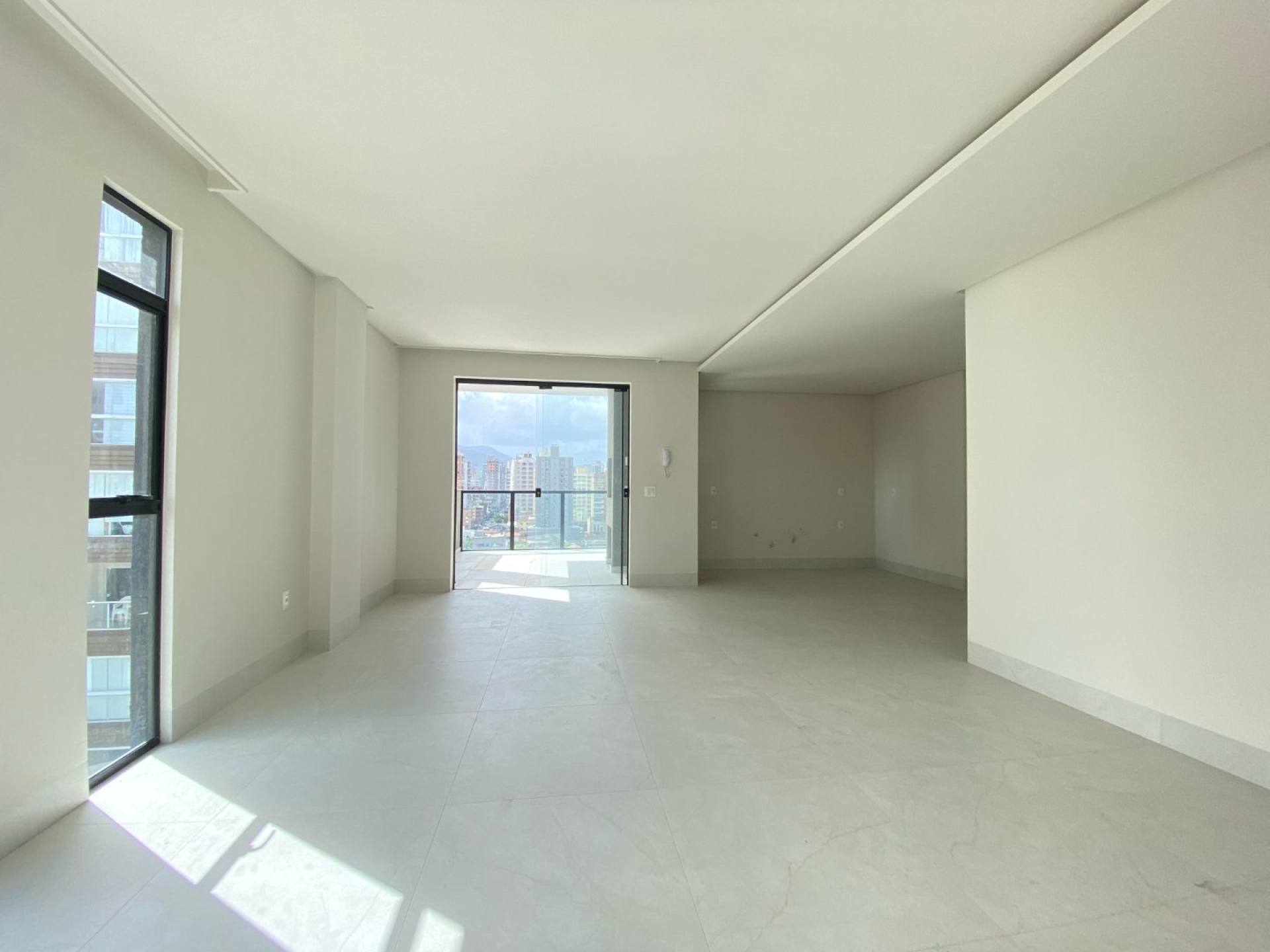 MEIA PRAIA  Apartamento 03 suítes