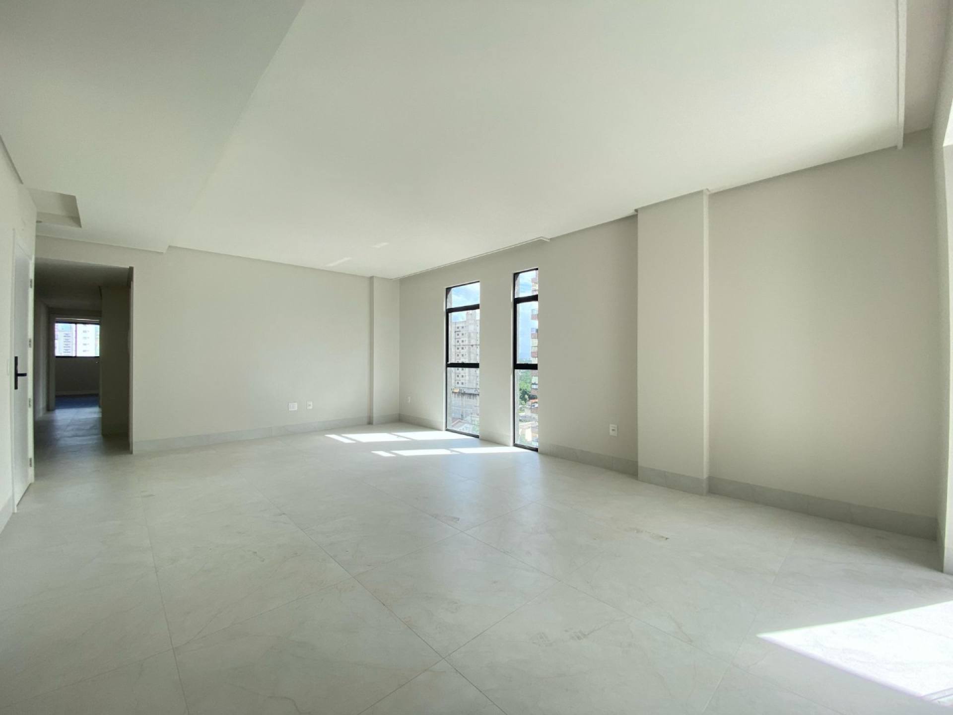 MEIA PRAIA  Apartamento 03 suítes