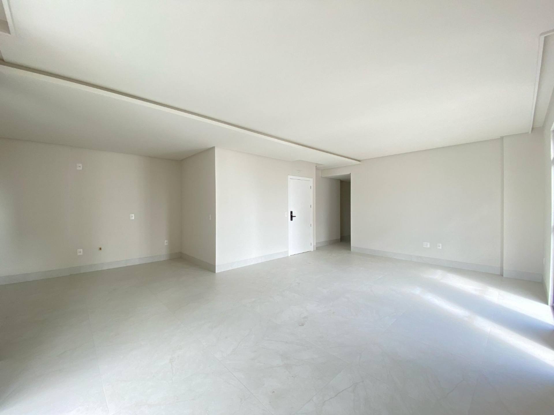 MEIA PRAIA  Apartamento 03 suítes