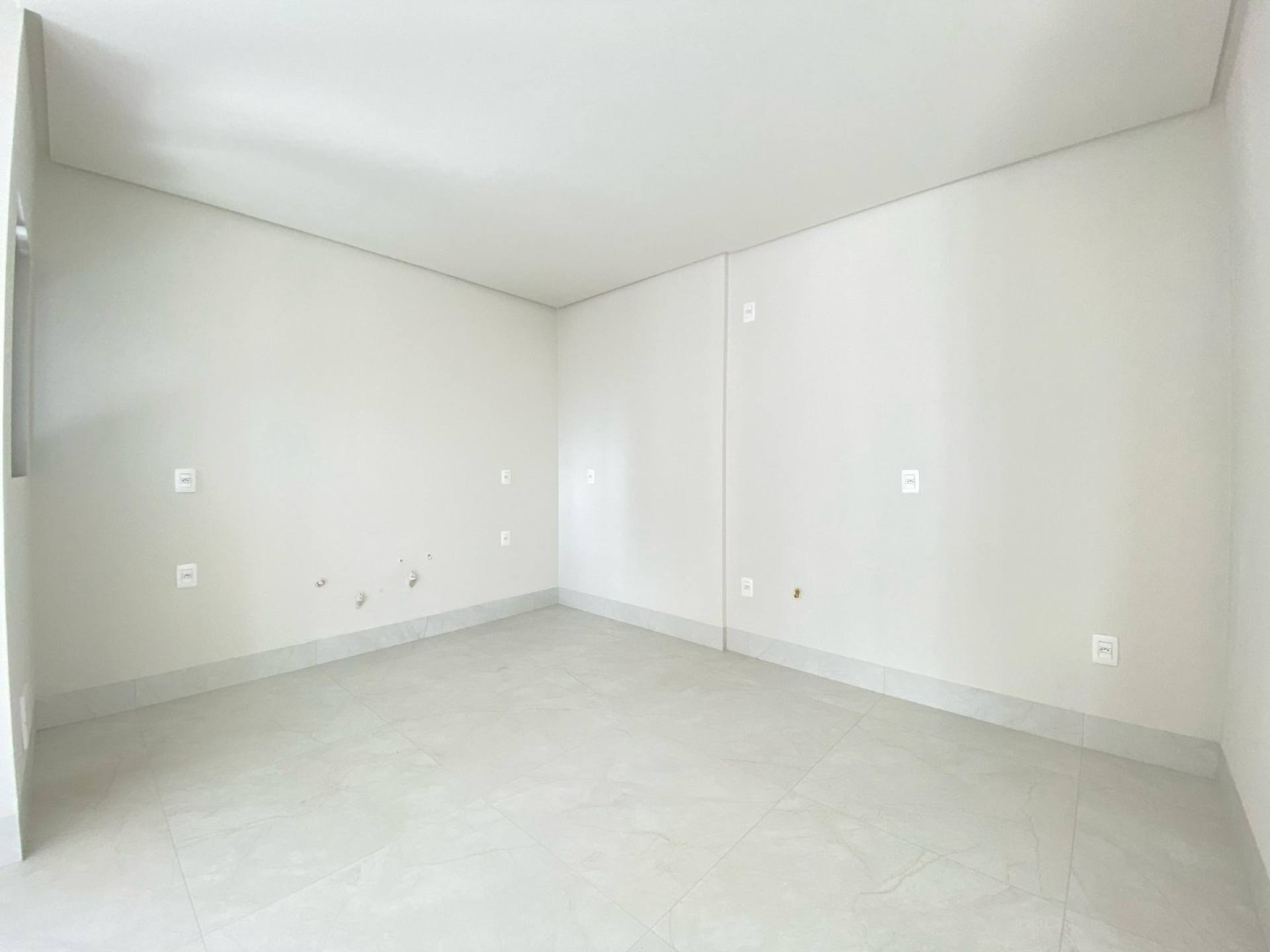 MEIA PRAIA  Apartamento 03 suítes