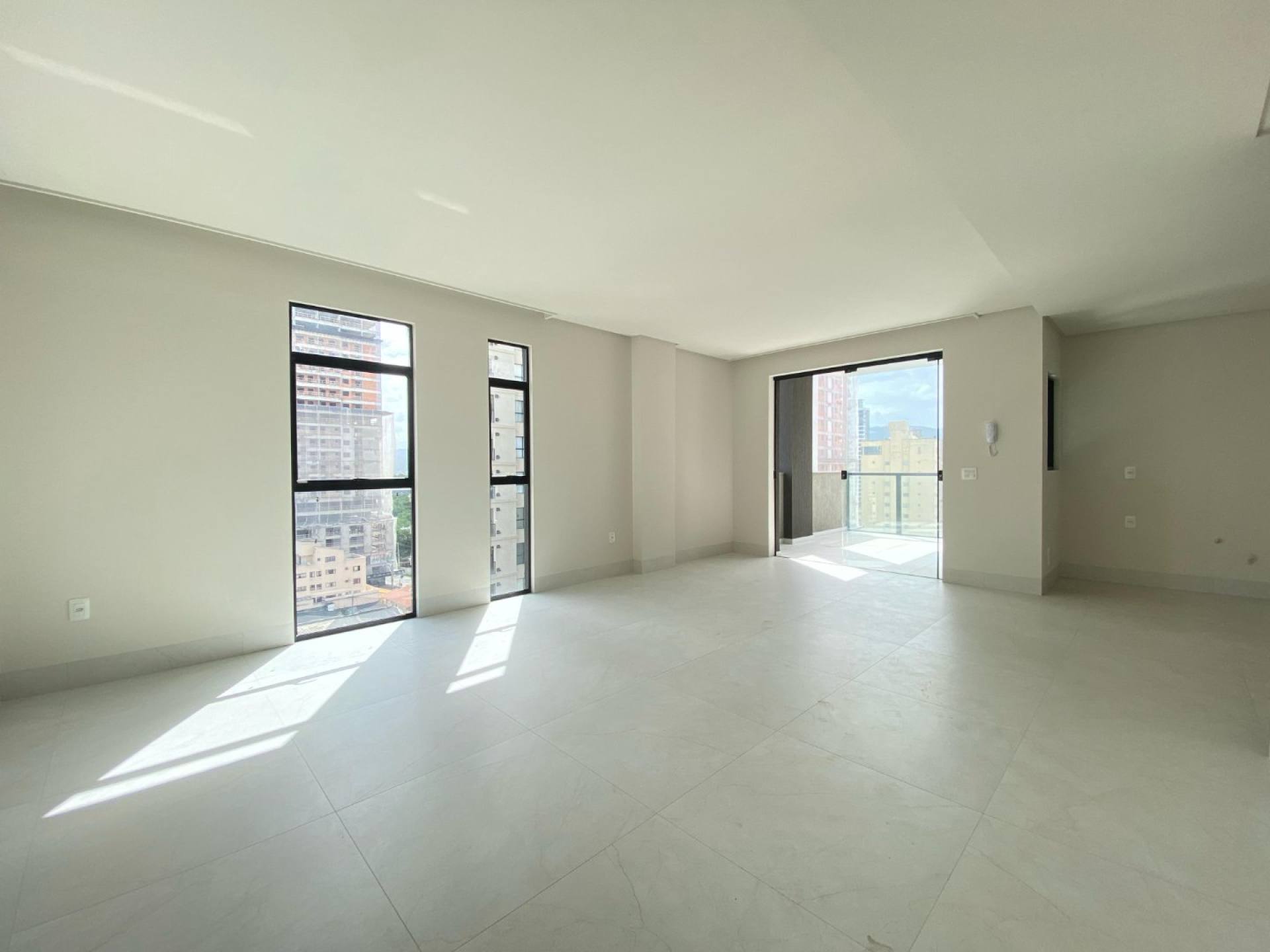 MEIA PRAIA  Apartamento 03 suítes
