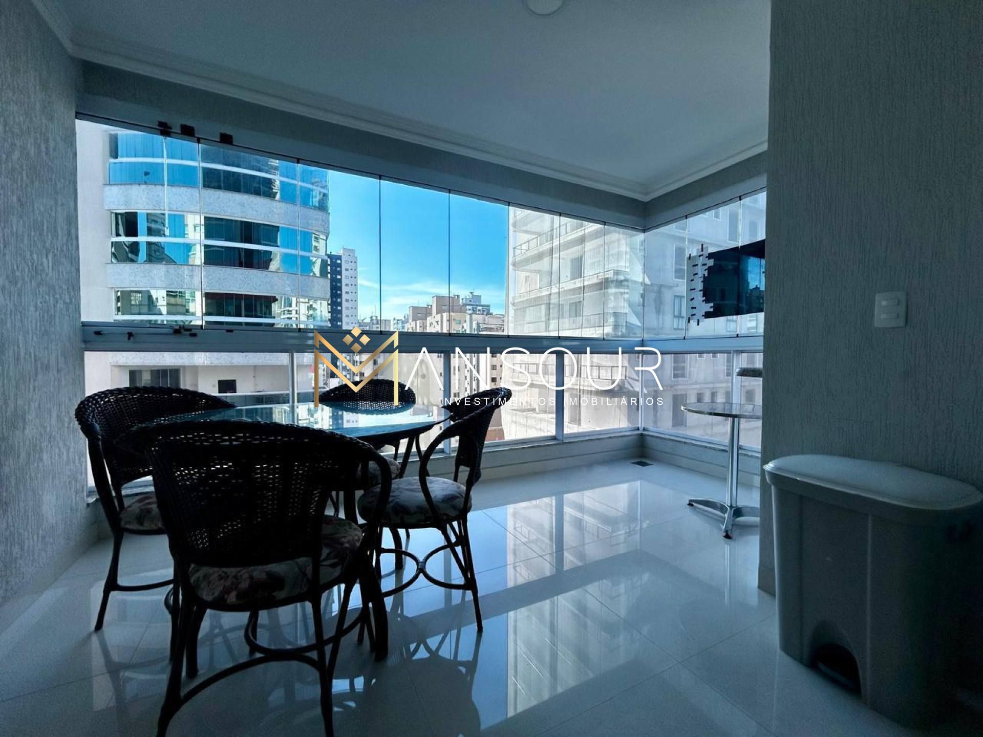 MEIA PRAIA Apartamento  03 suítes