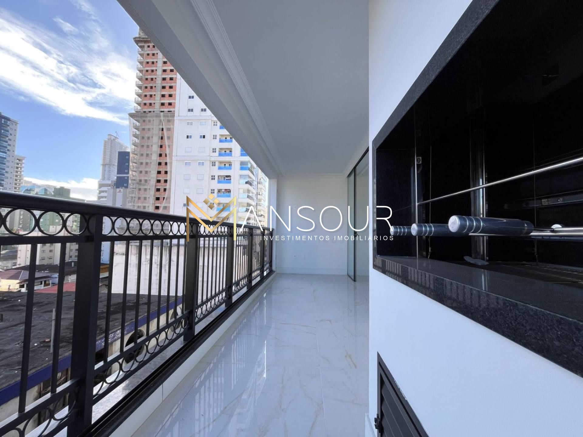 MEIA PRAIA Apartamento 03 suítes