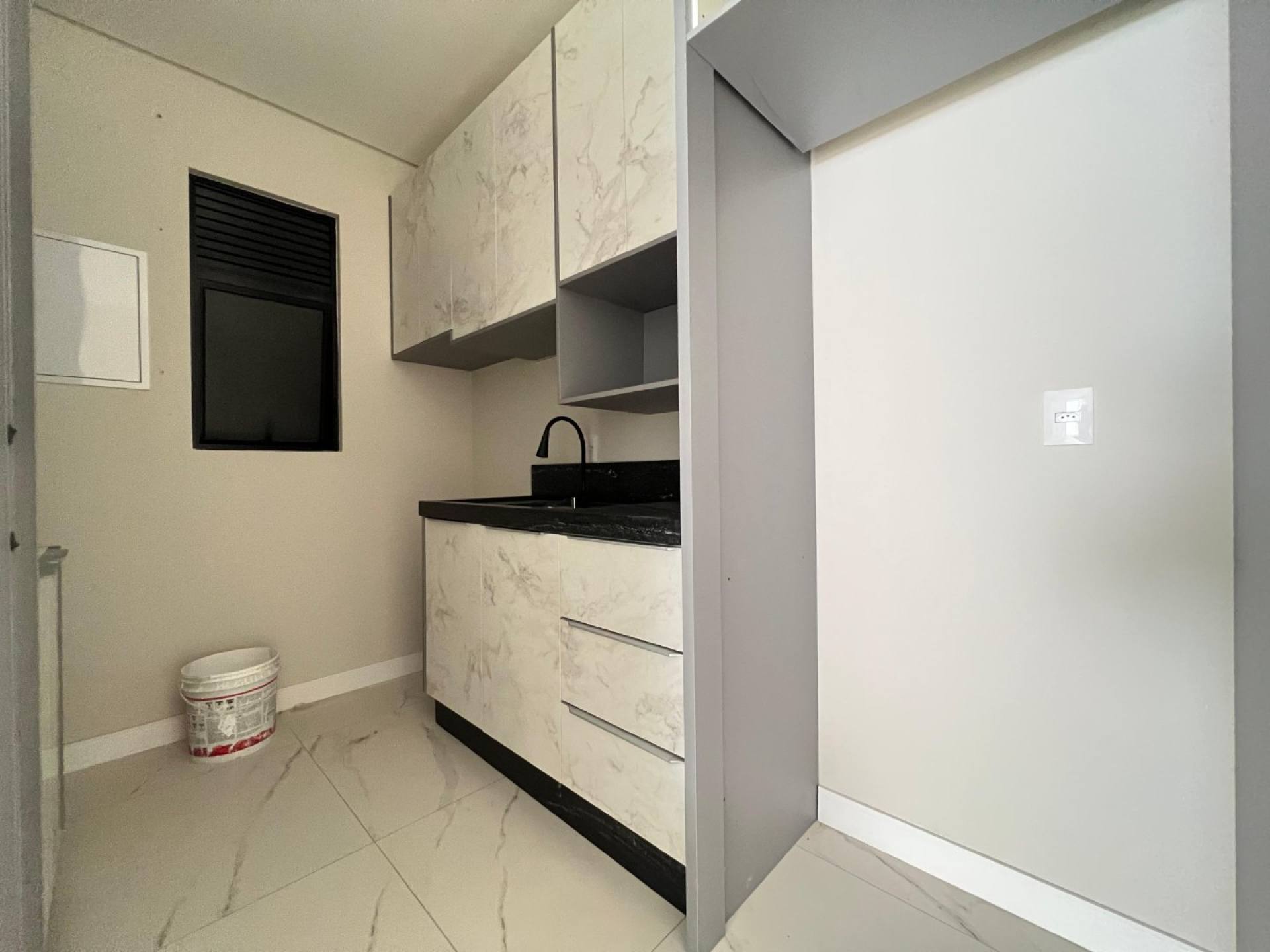 SEMI MOBILIADO Apartamento 02 Dormitórios sendo 01 suíte