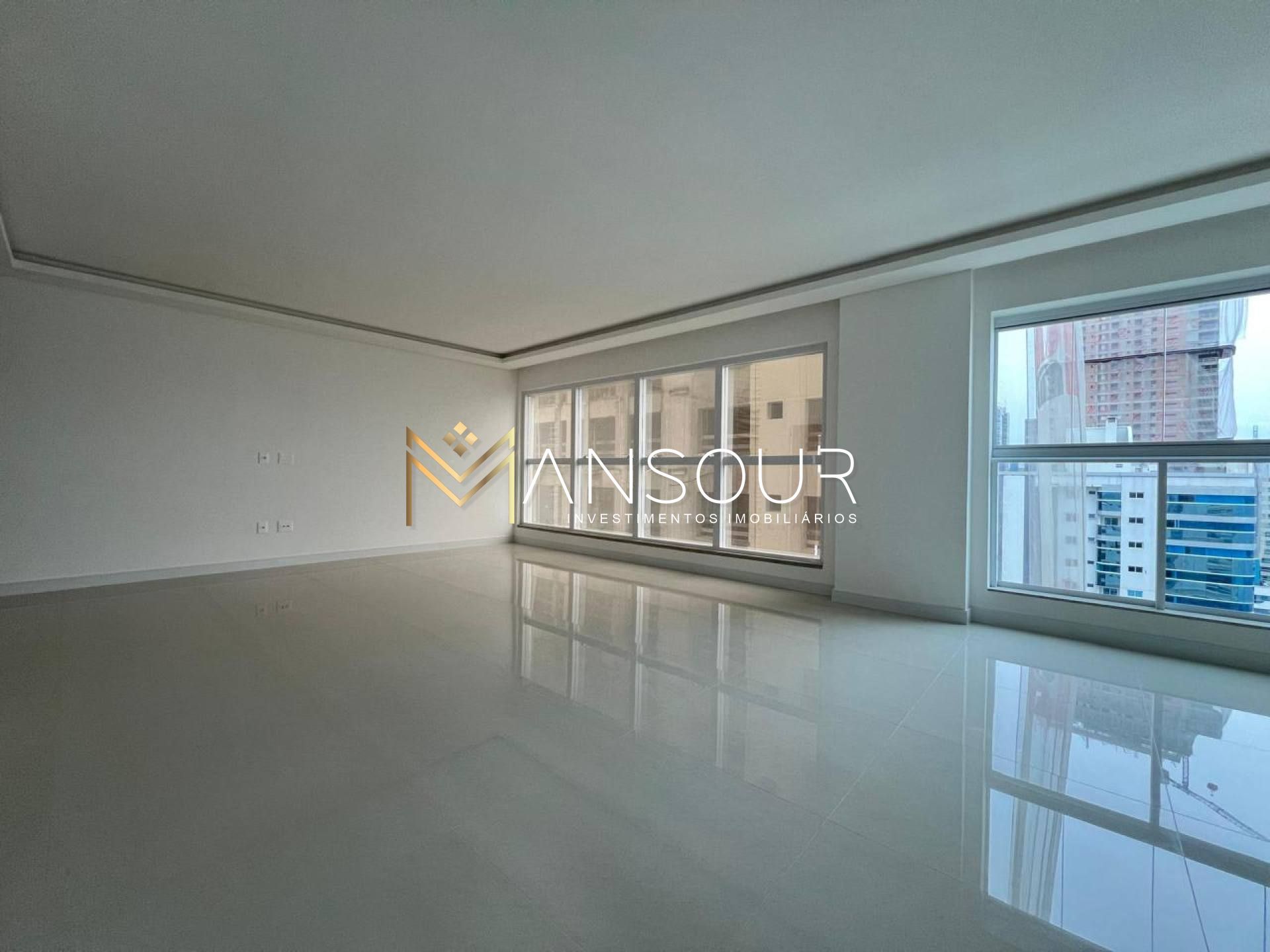 LOCALIZAÇÃO PRIVILEGIADA  Apartamento 04 suítes sendo 01 master