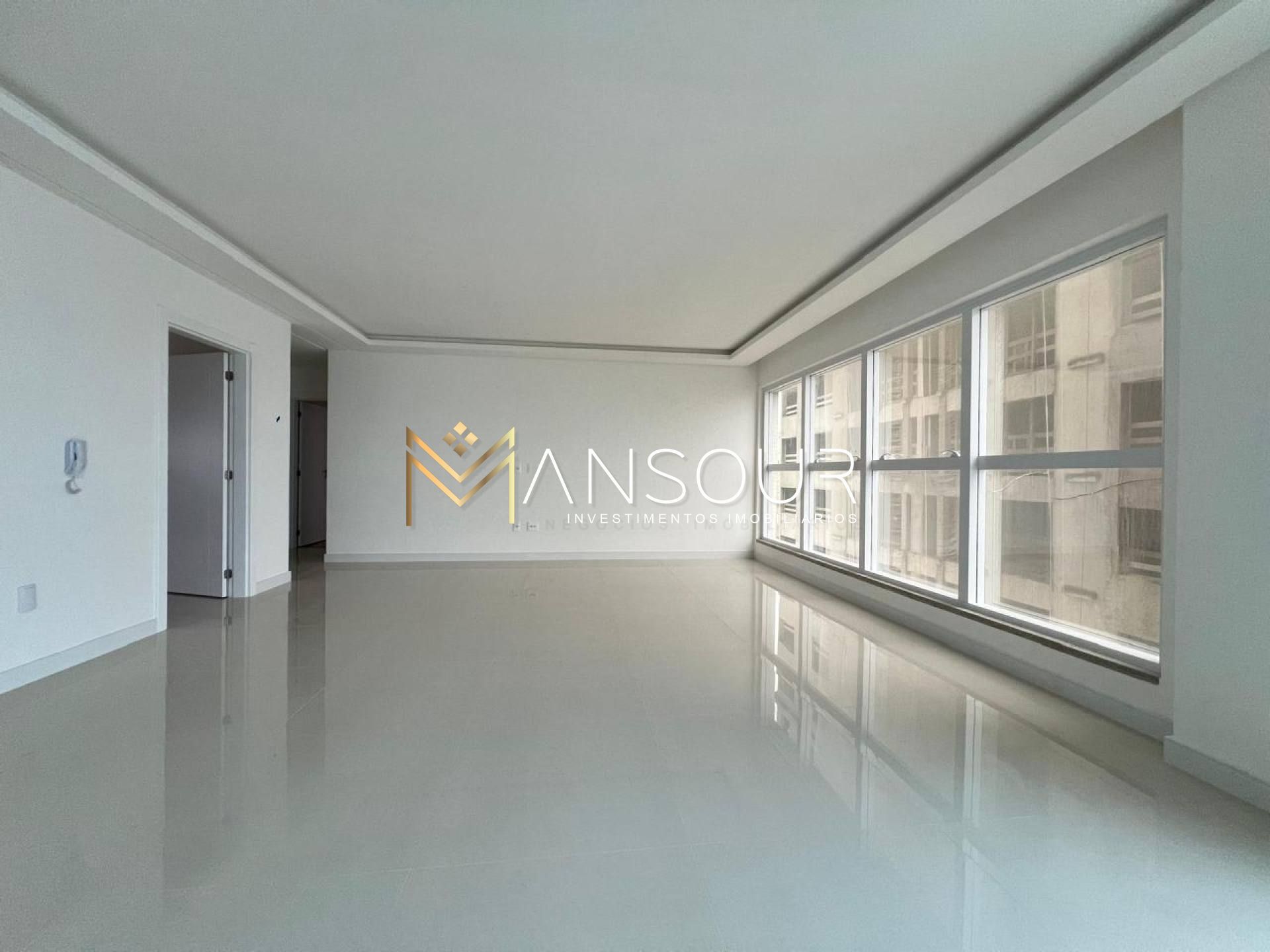 LOCALIZAÇÃO PRIVILEGIADA  Apartamento 04 suítes sendo 01 master