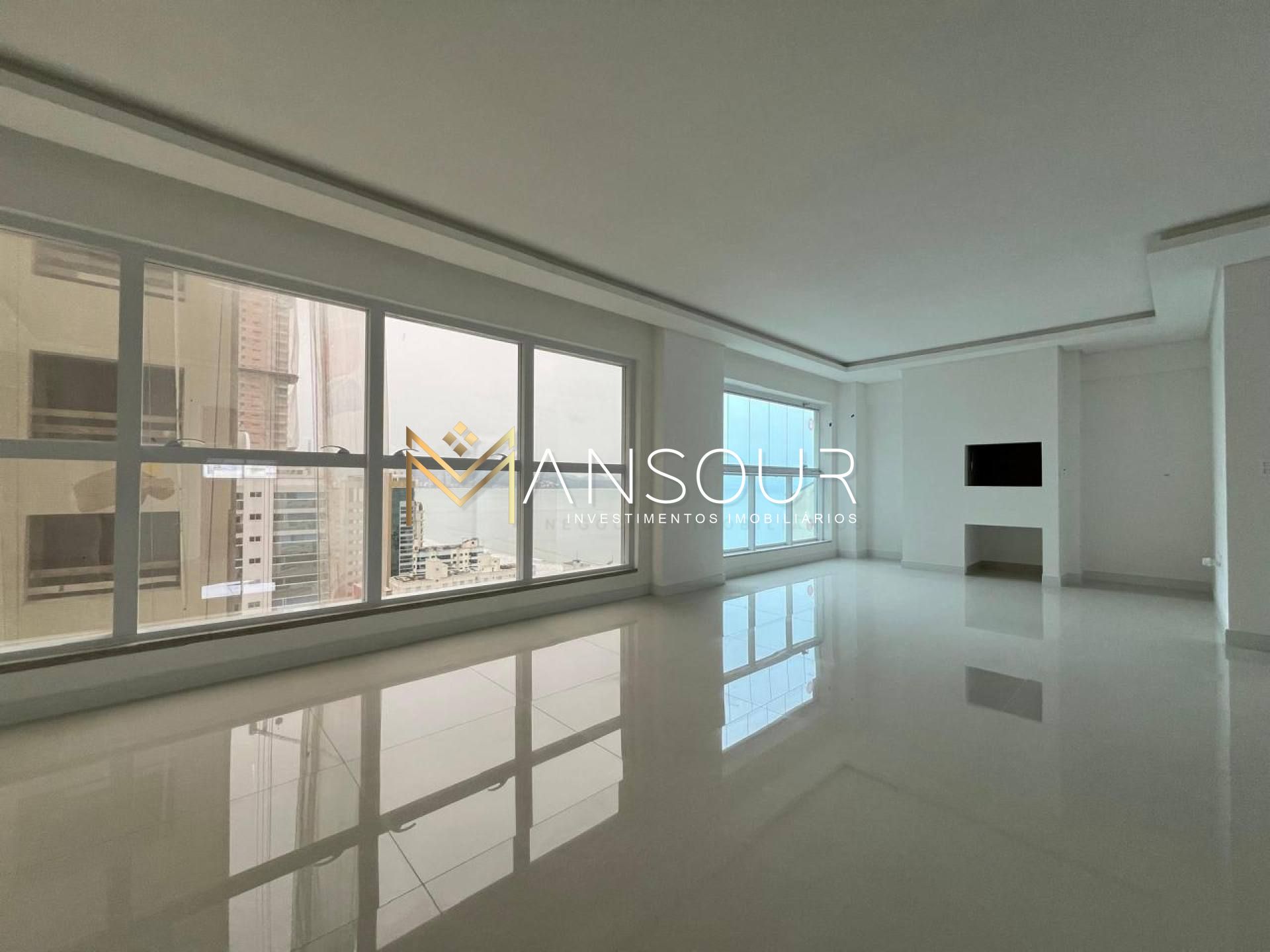 LOCALIZAÇÃO PRIVILEGIADA  Apartamento 04 suítes sendo 01 master