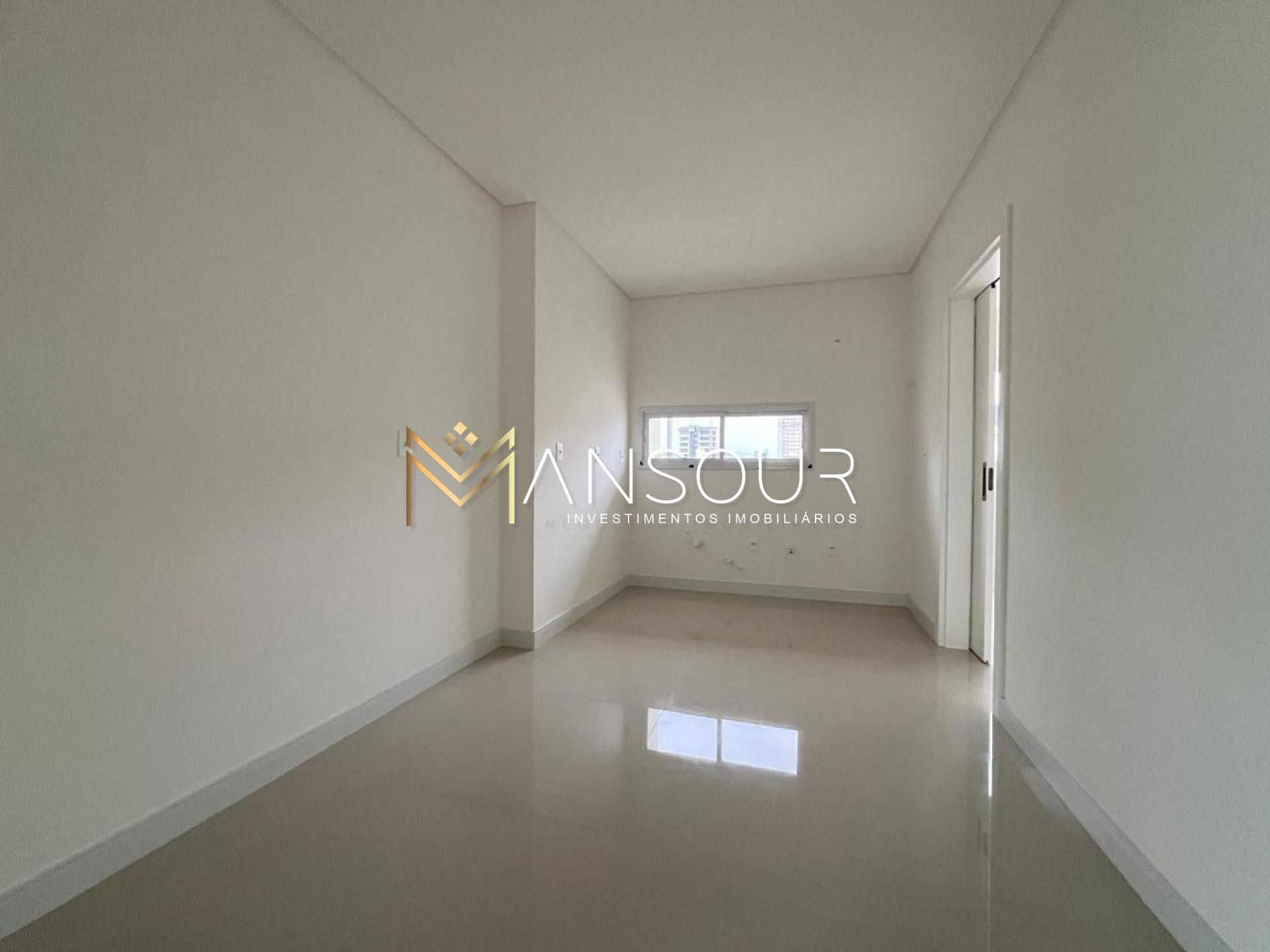 LOCALIZAÇÃO PRIVILEGIADA  Apartamento 04 suítes sendo 01 master
