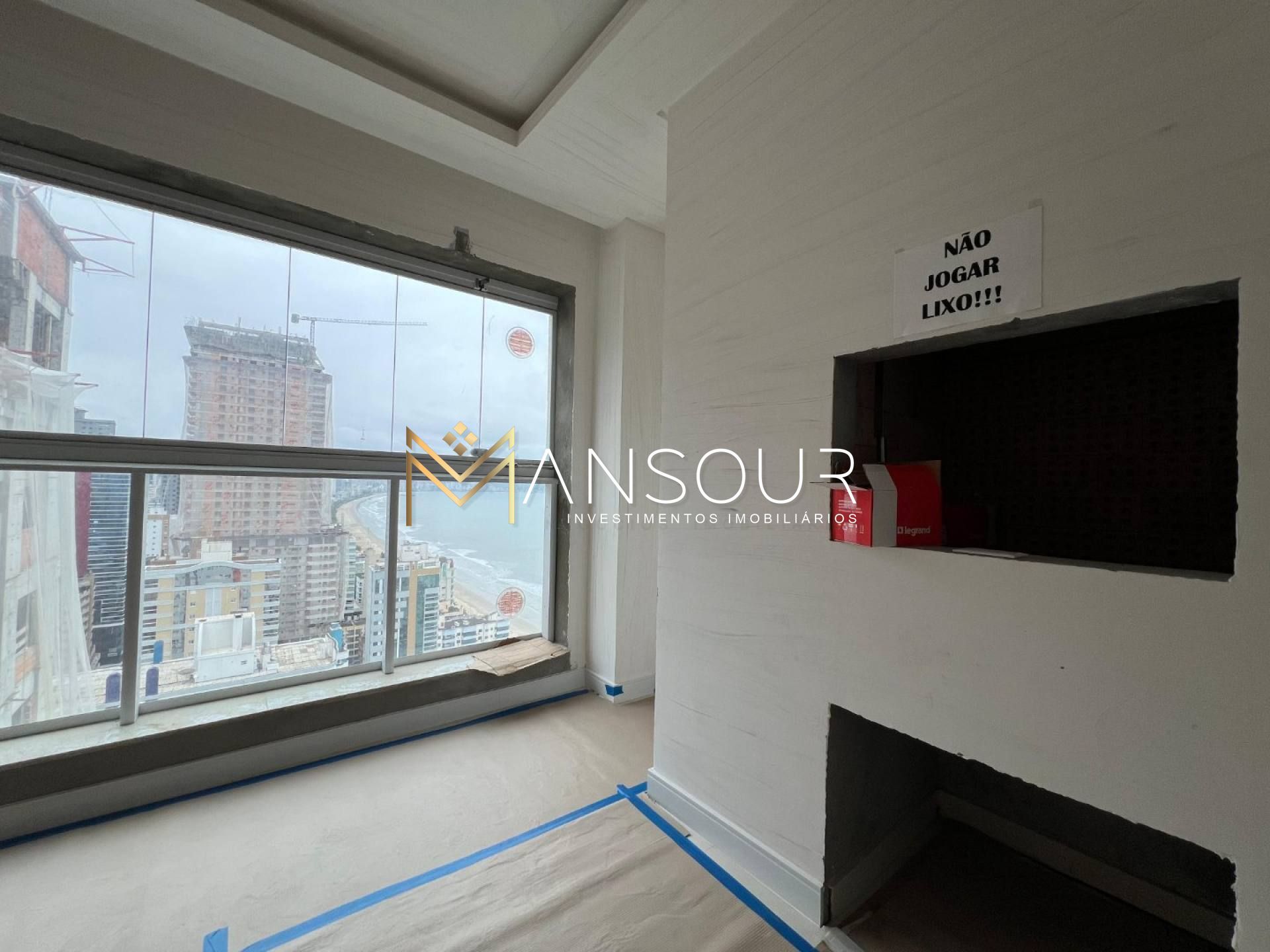 BEM LOCALIZADO Apartamento 04 Suítes sendo 01 master