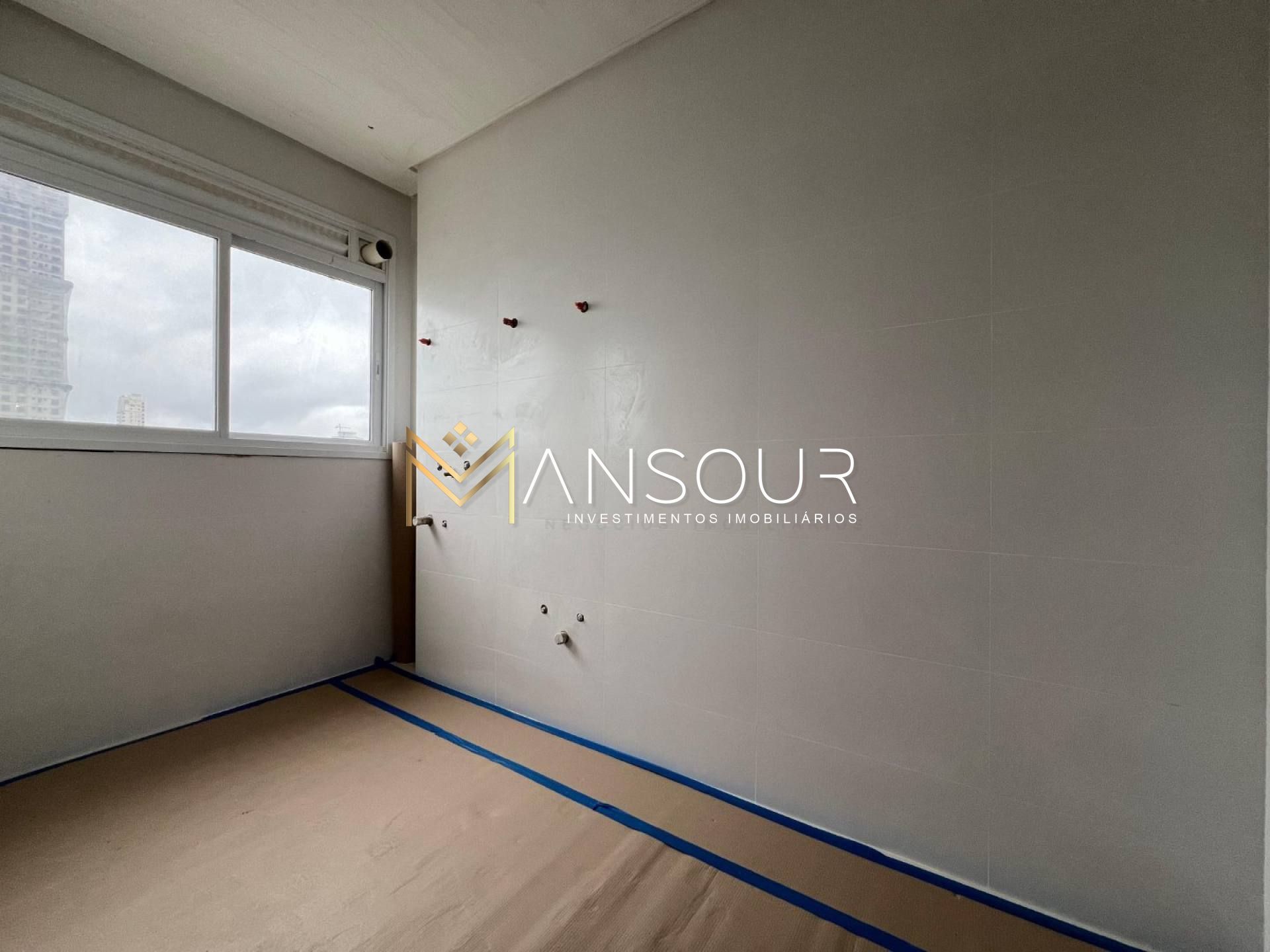 BEM LOCALIZADO Apartamento 04 Suítes sendo 01 master