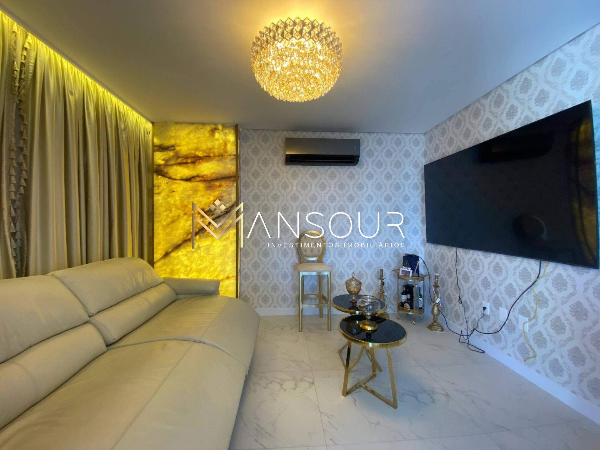 FINAMENTE MOBILIADO Apartamento 03 Dormitórios sendo 02 suítes