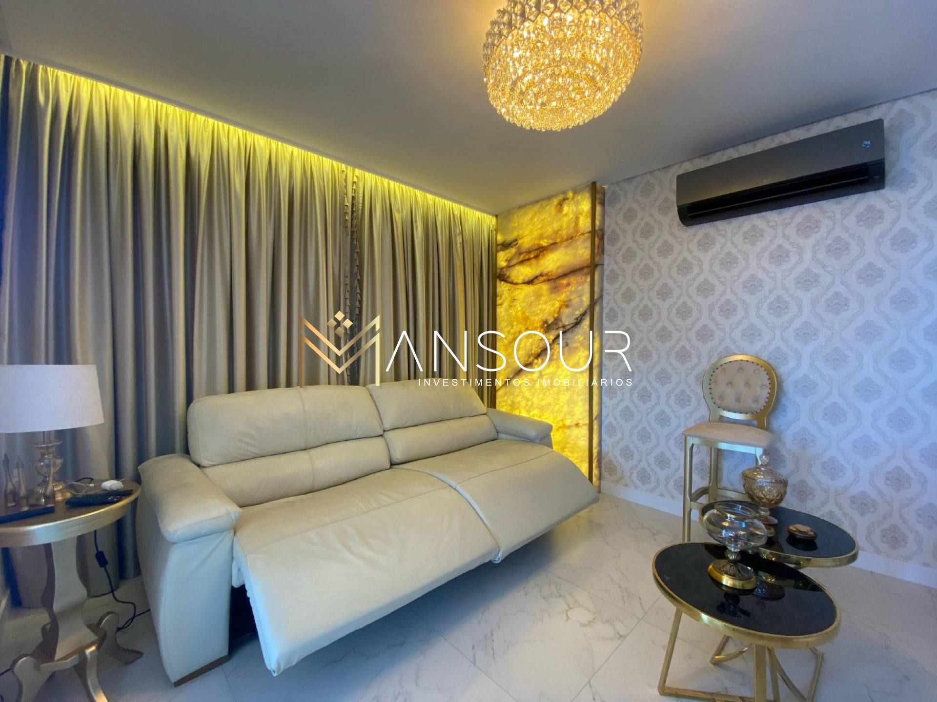 FINAMENTE MOBILIADO Apartamento 03 Dormitórios sendo 02 suítes