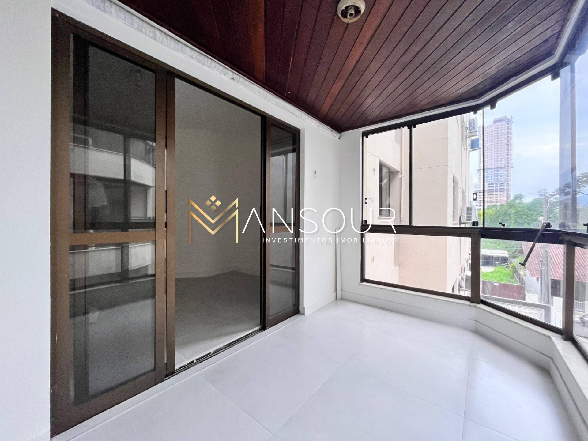 MEIA PRAIA Apartamento 02 Dormitórios sendo 01 suíte