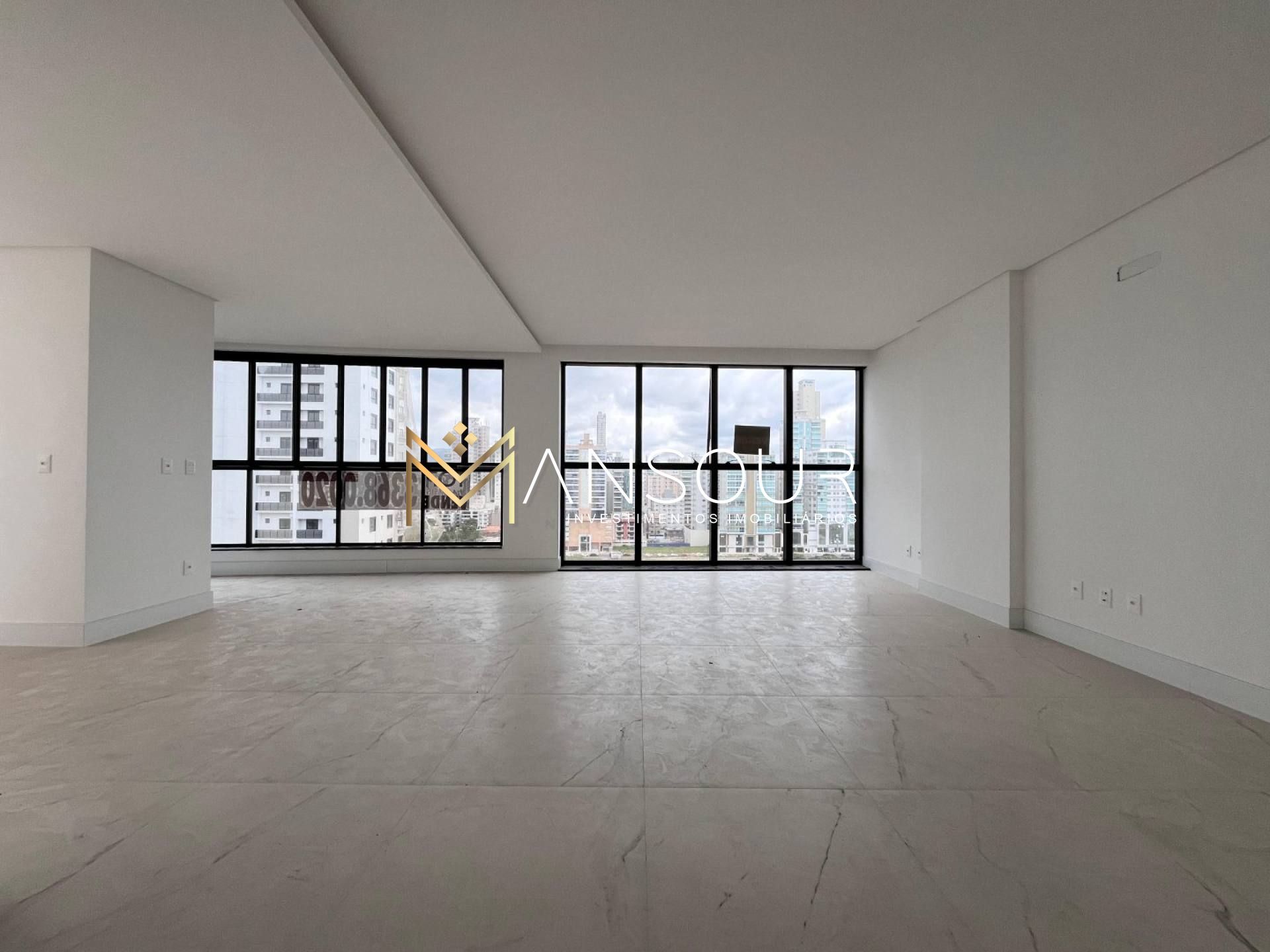 BEM LOCALIZADO Apartamento 03 suítes