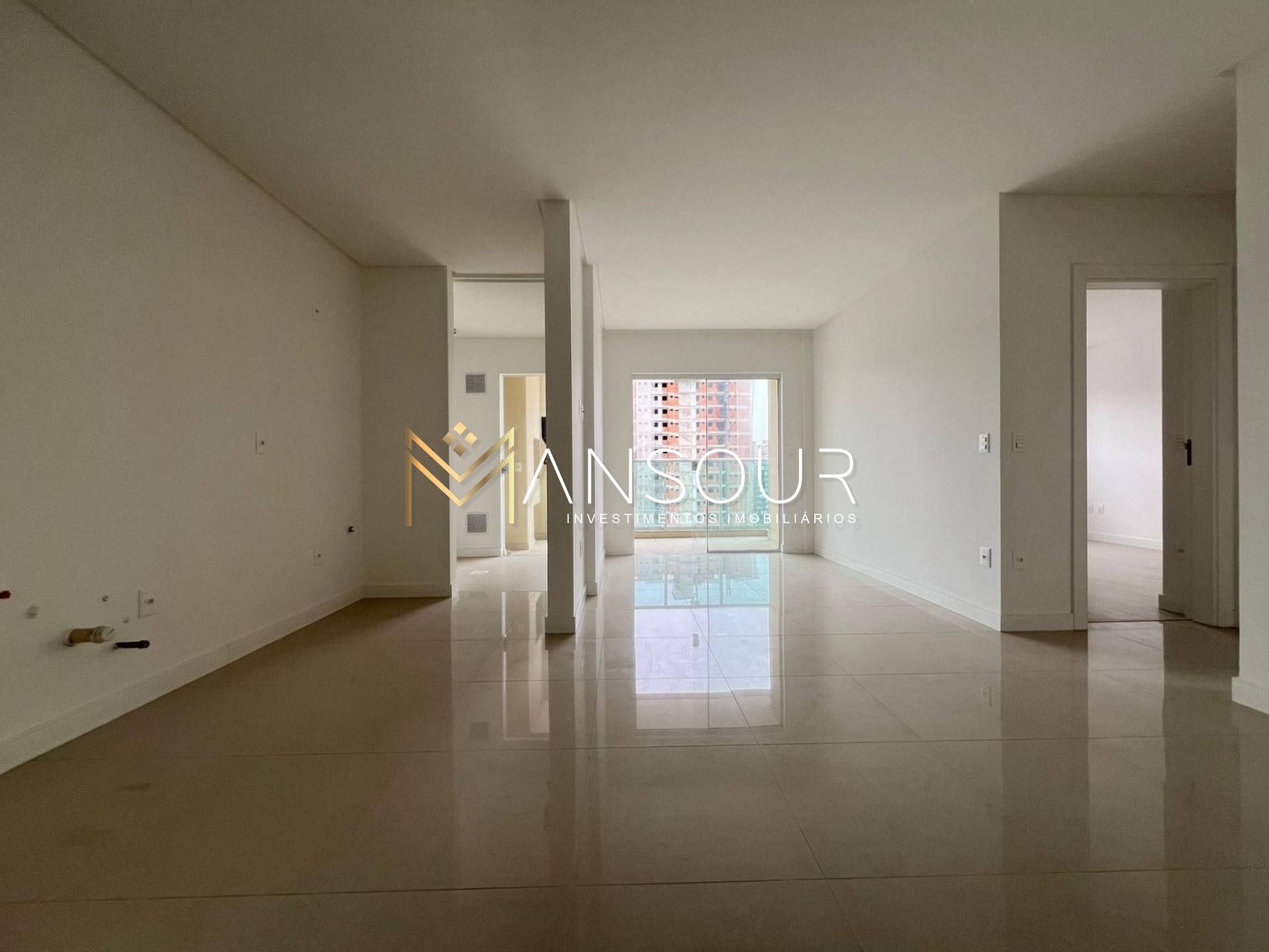 BEM LOCALIZADO Apartamento 02 suítes
