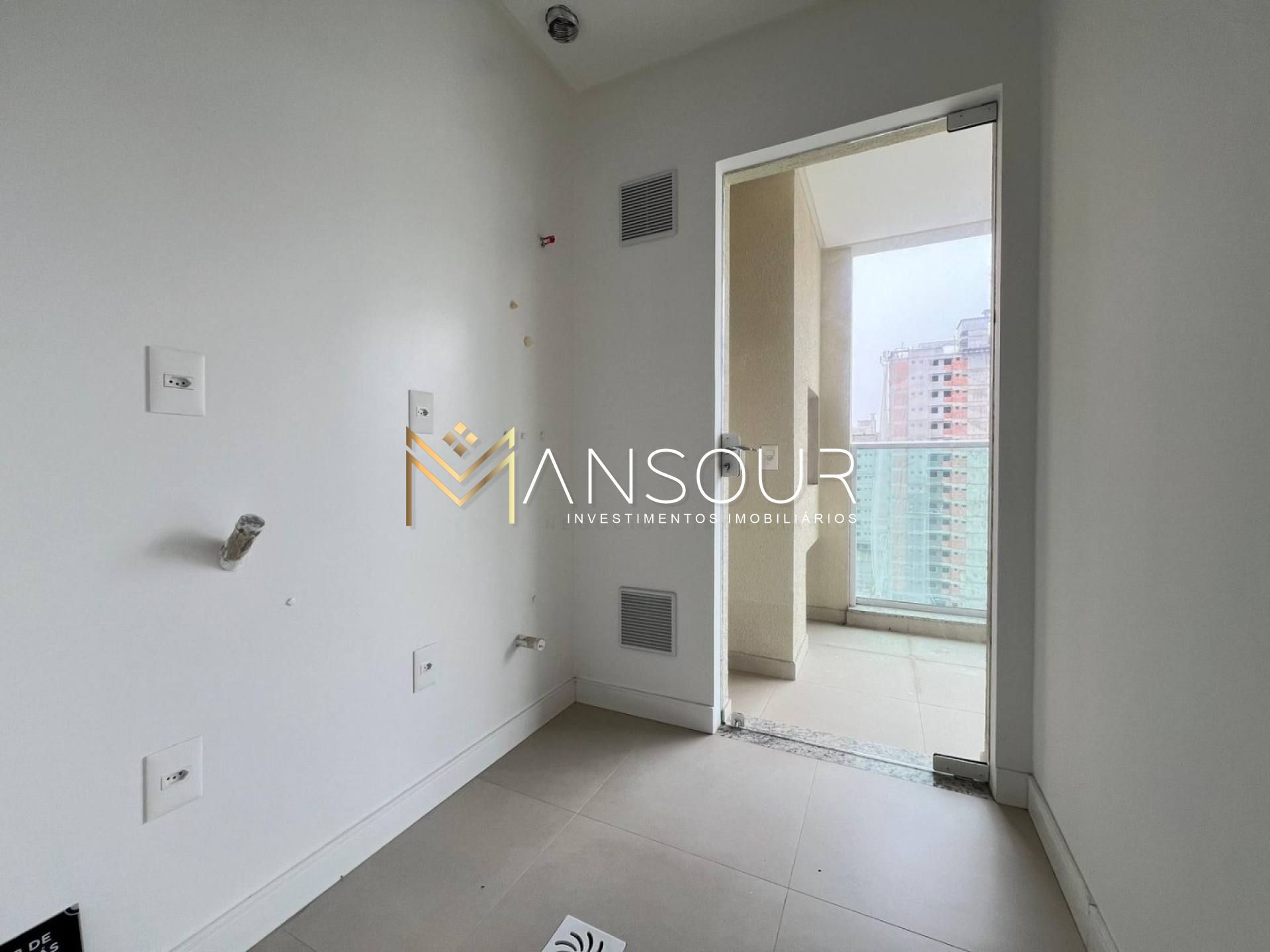 BEM LOCALIZADO Apartamento 02 suítes