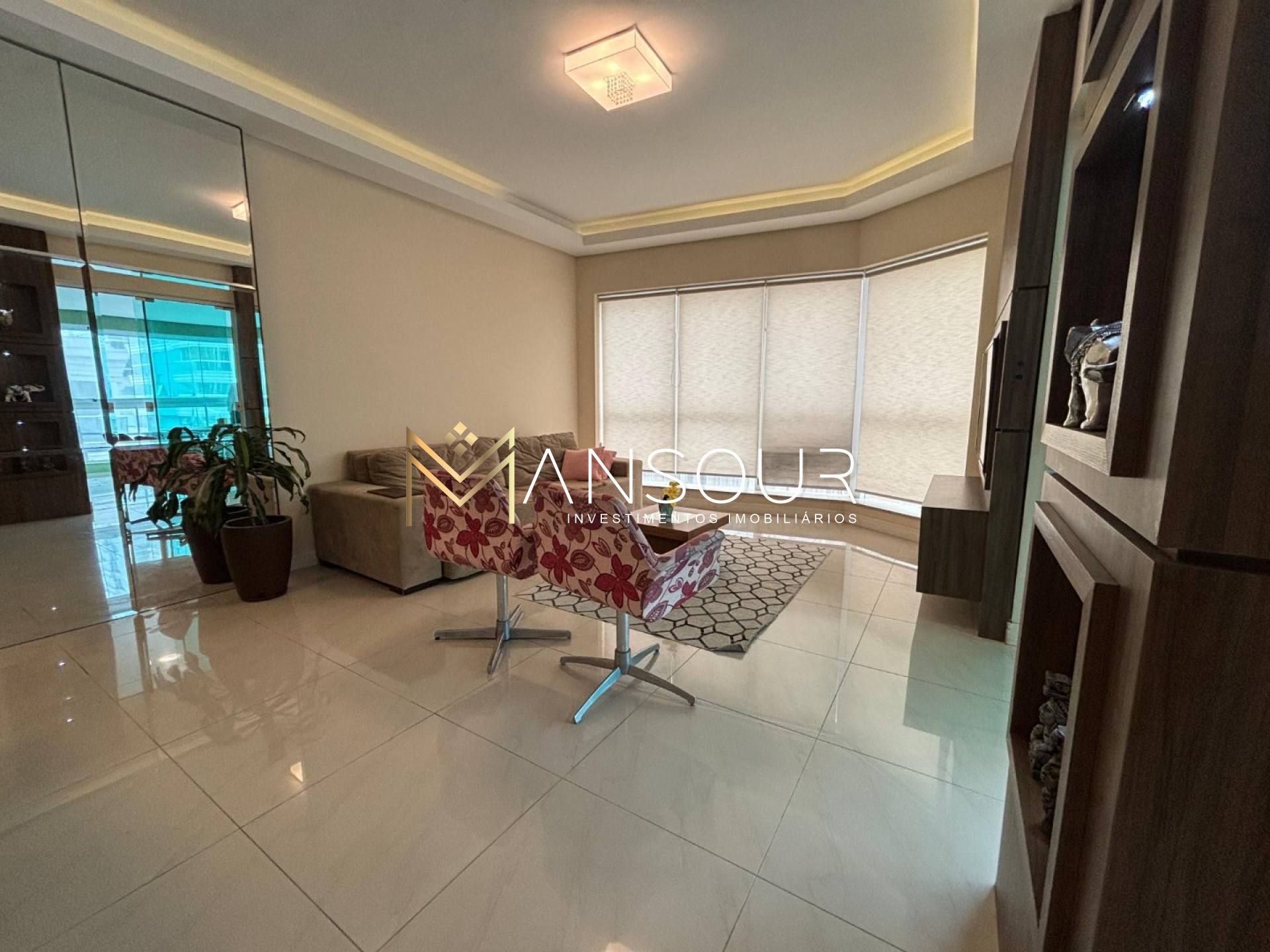 MOBILIADO Apartamento 04 Dormitórios sendo 02 suítes e 02 Demi suítes