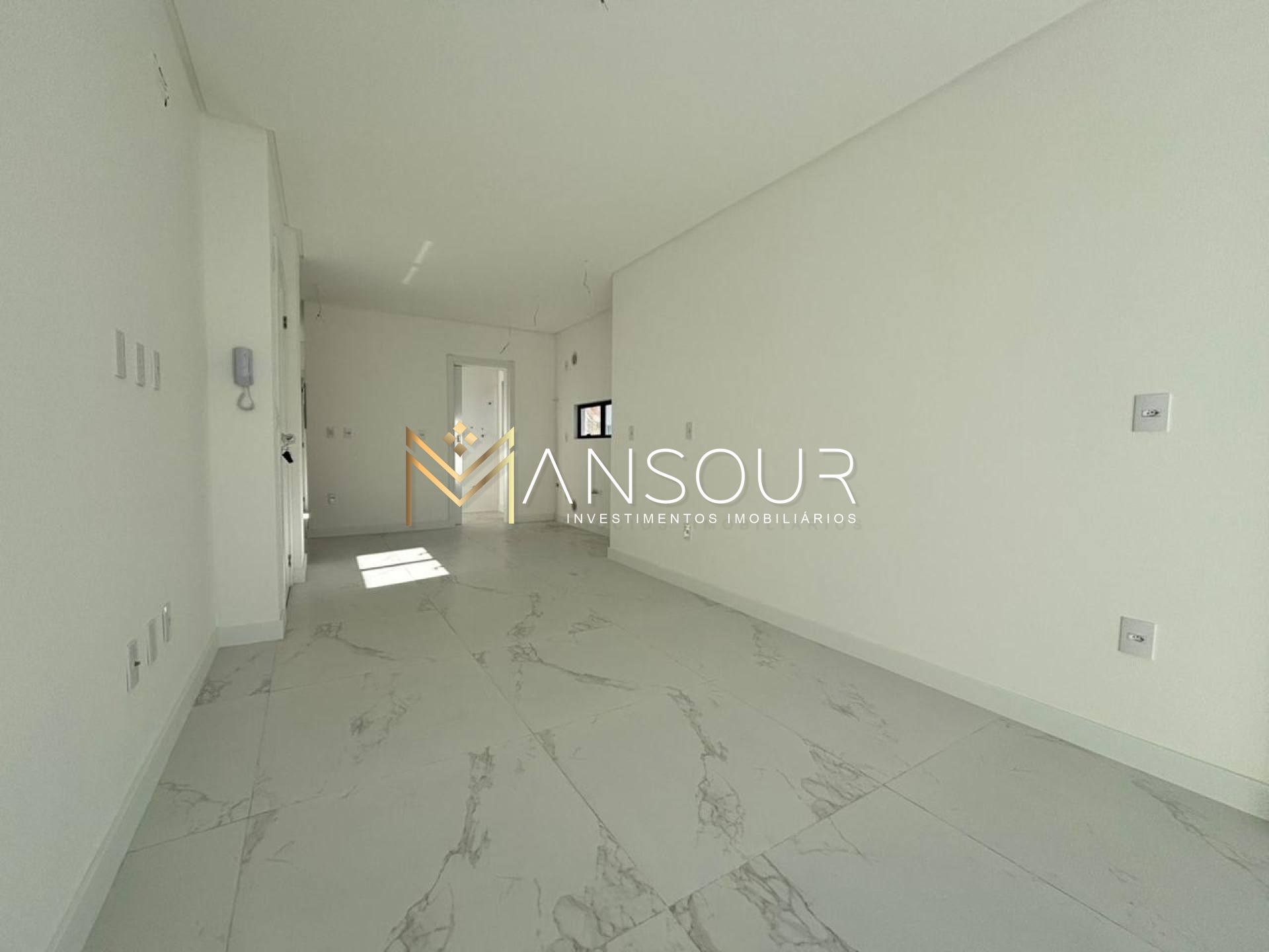 MEIA PRAIA Apartamento 03 Dormitórios sendo 02 suítes