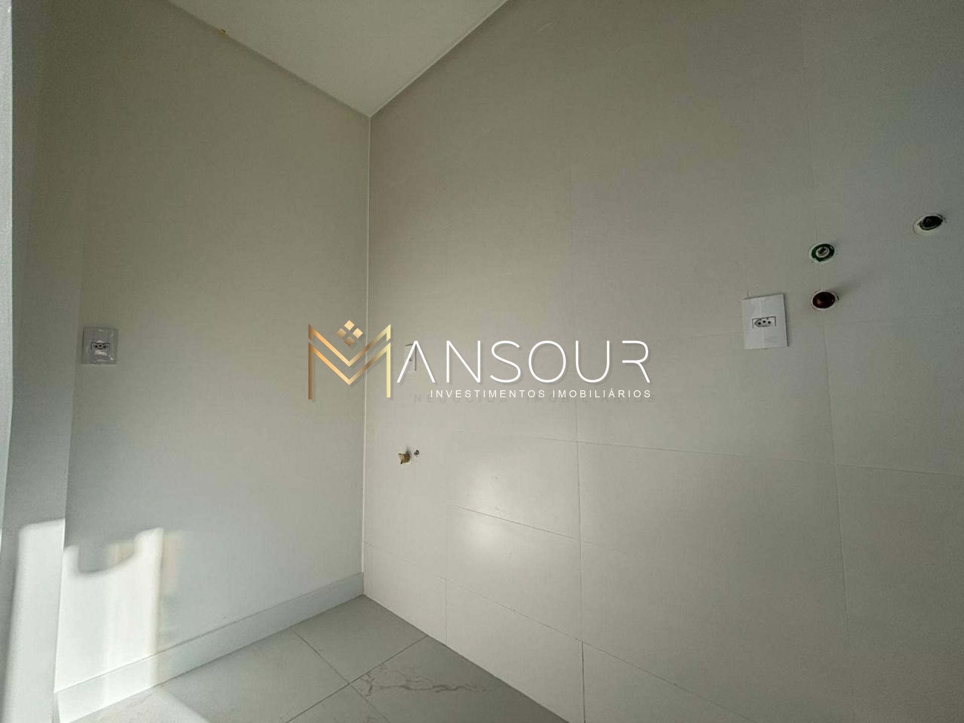 MEIA PRAIA Apartamento 03 Dormitórios sendo 02 suítes