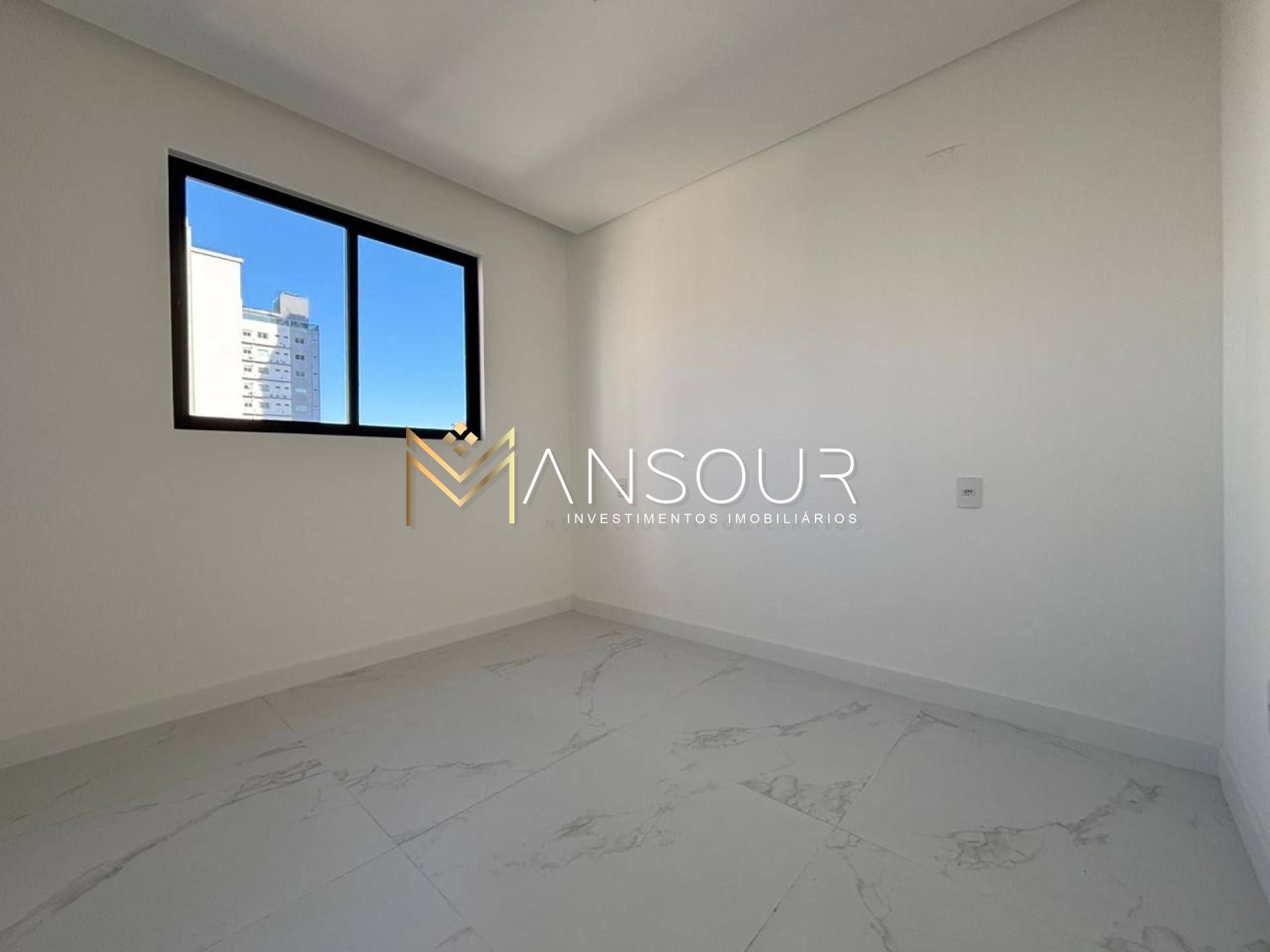 MEIA PRAIA Apartamento 03 Dormitórios sendo 02 suítes