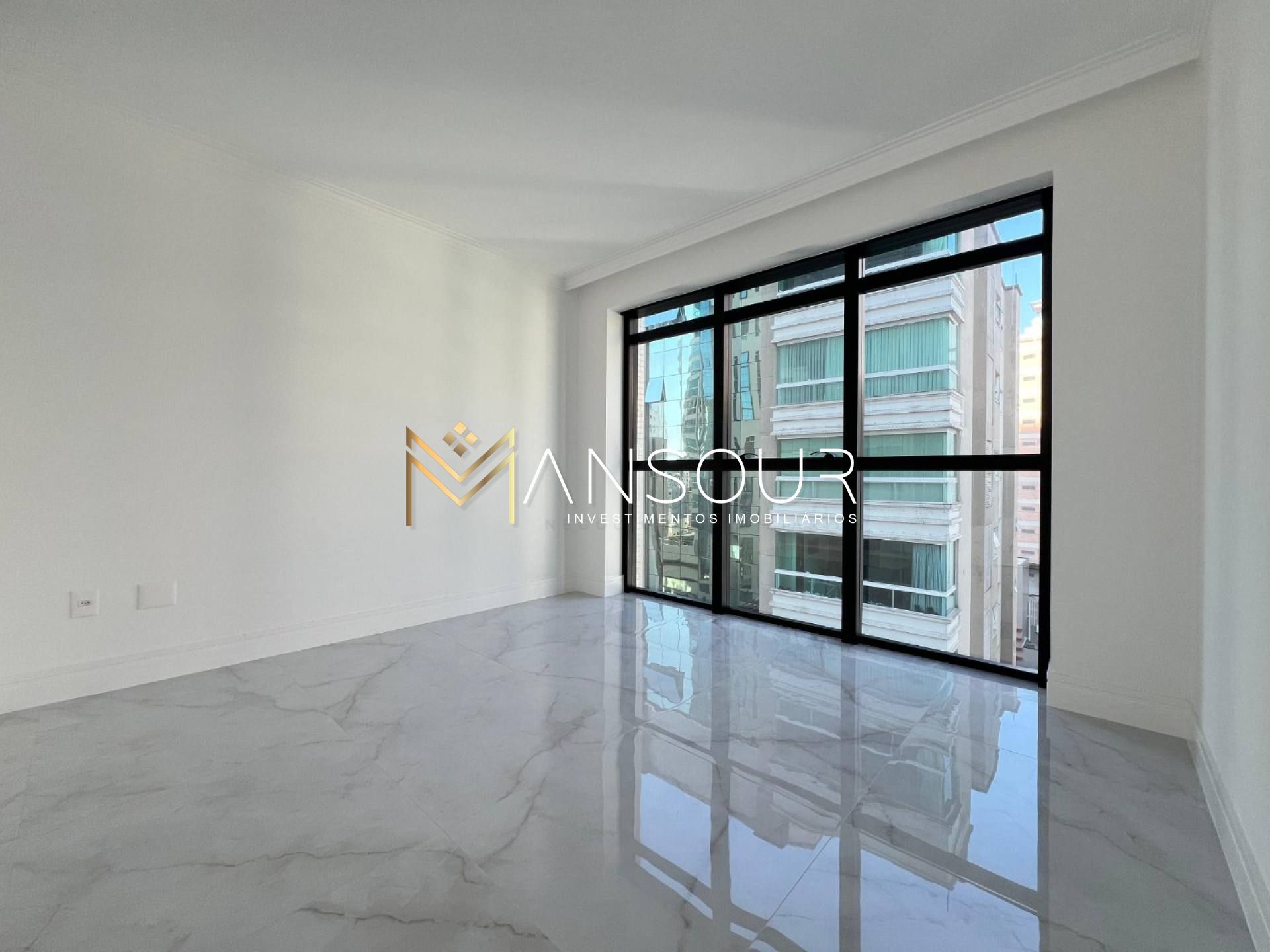 BEM LOCALIZADO Apartamento 03 suítes