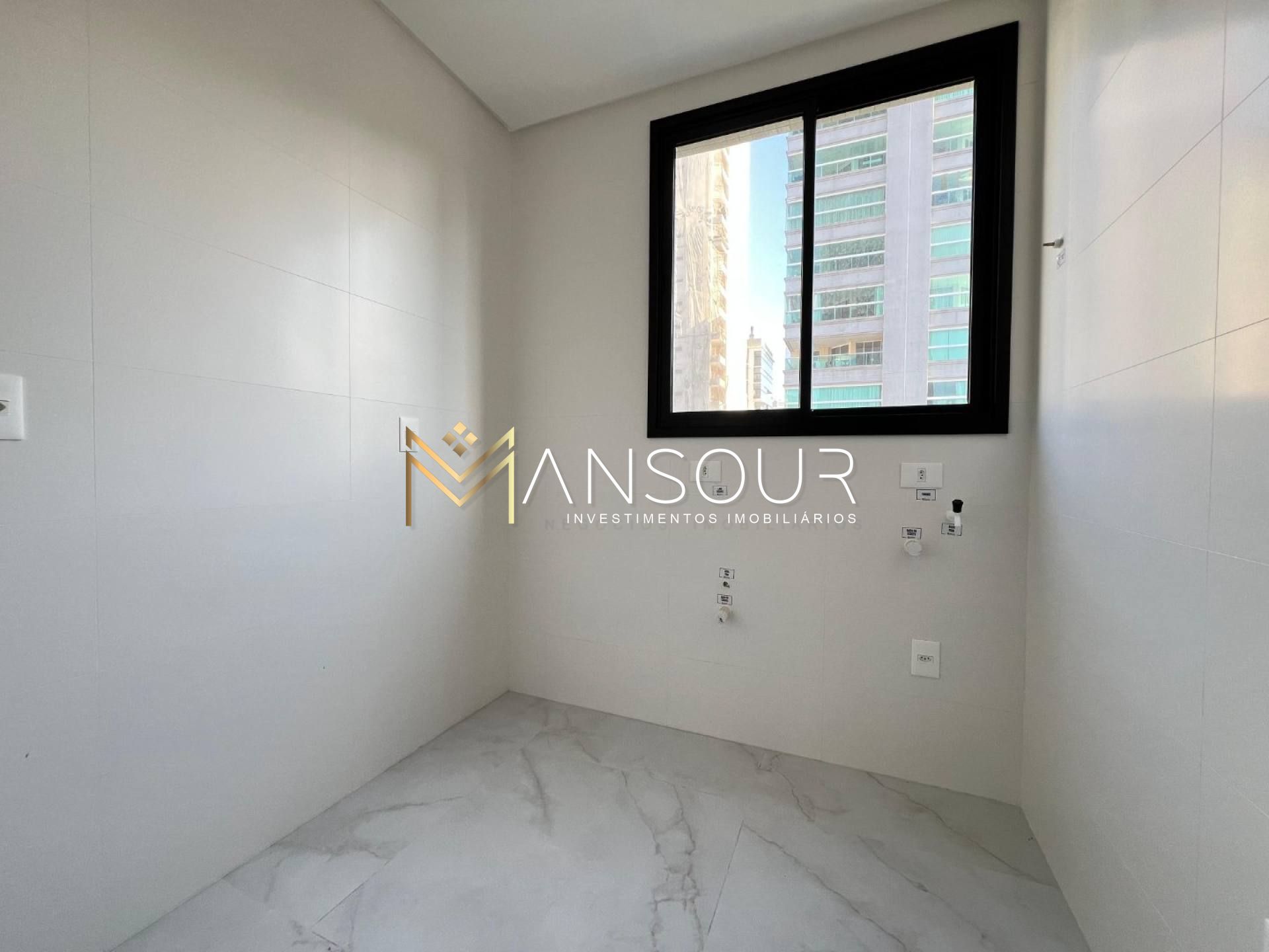 BEM LOCALIZADO Apartamento 03 suítes