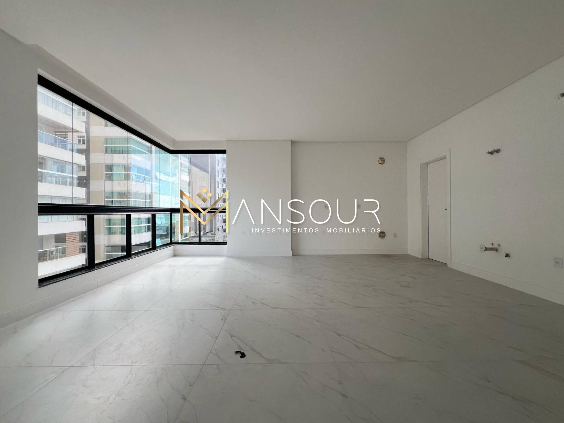 BEM LOCALIZADO Apartamento 03 suítes