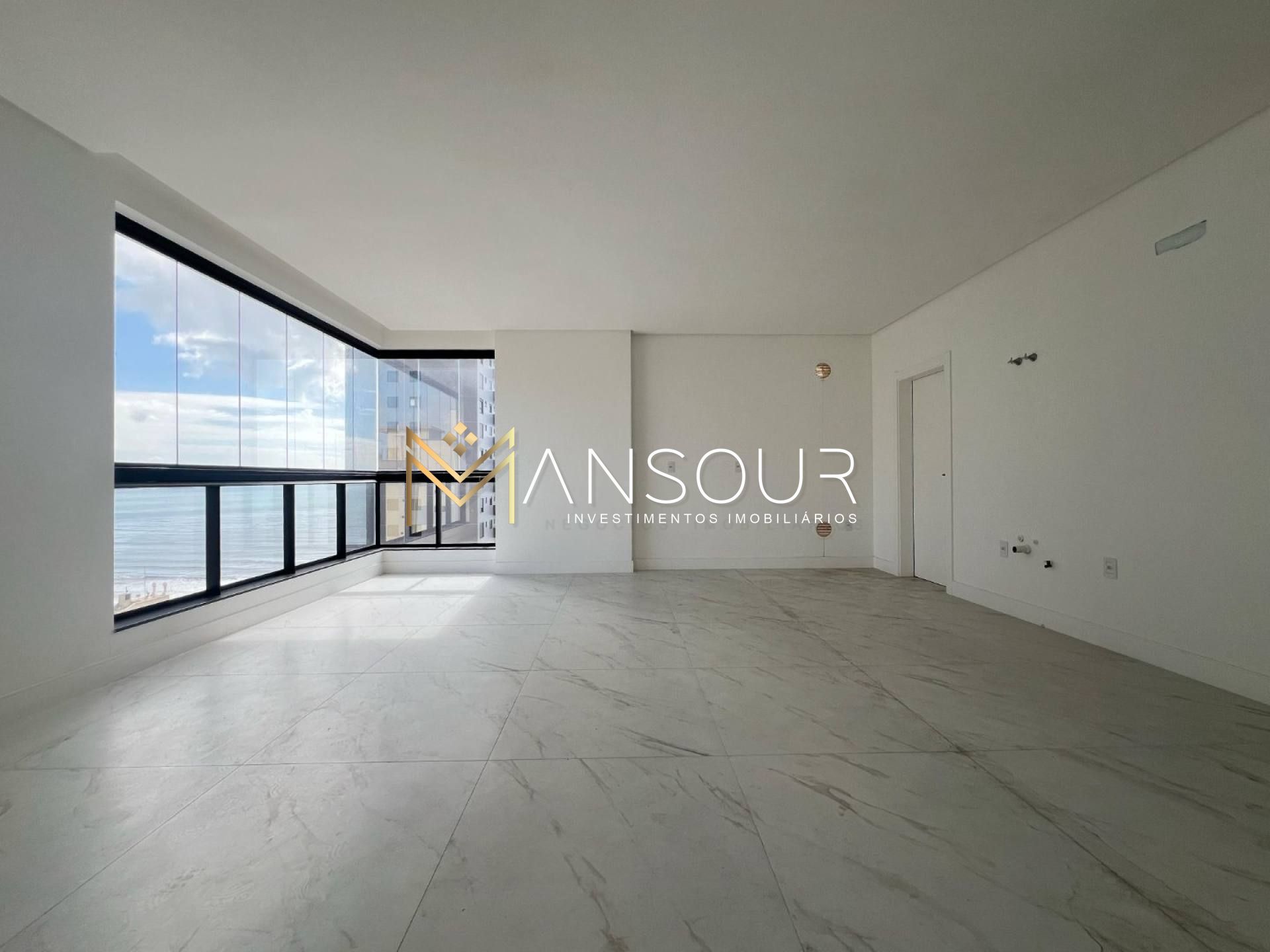 MEIA PRAIA Apartamento 03 suítes