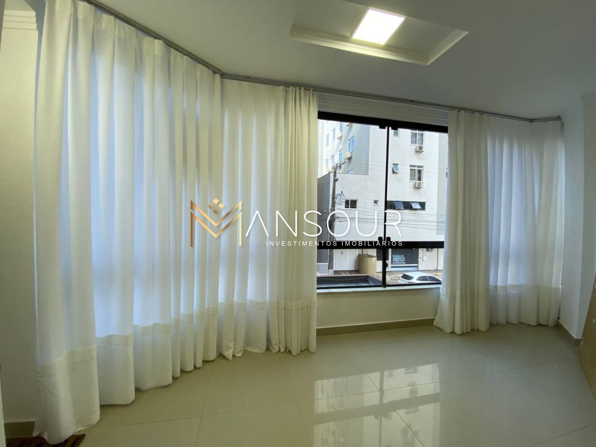 MEIA PRAIA Apartamento 02 Dormitórios sendo 01 suíte