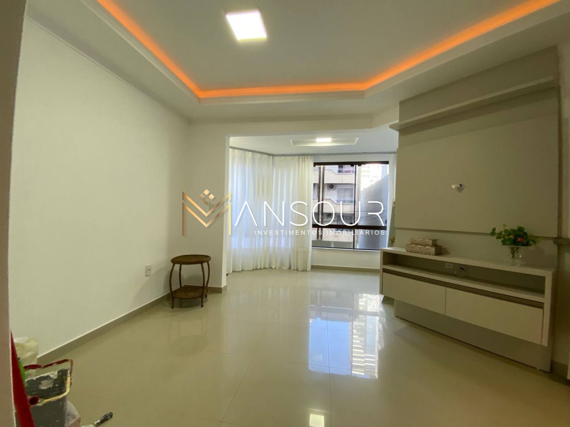 MEIA PRAIA Apartamento 02 Dormitórios sendo 01 suíte