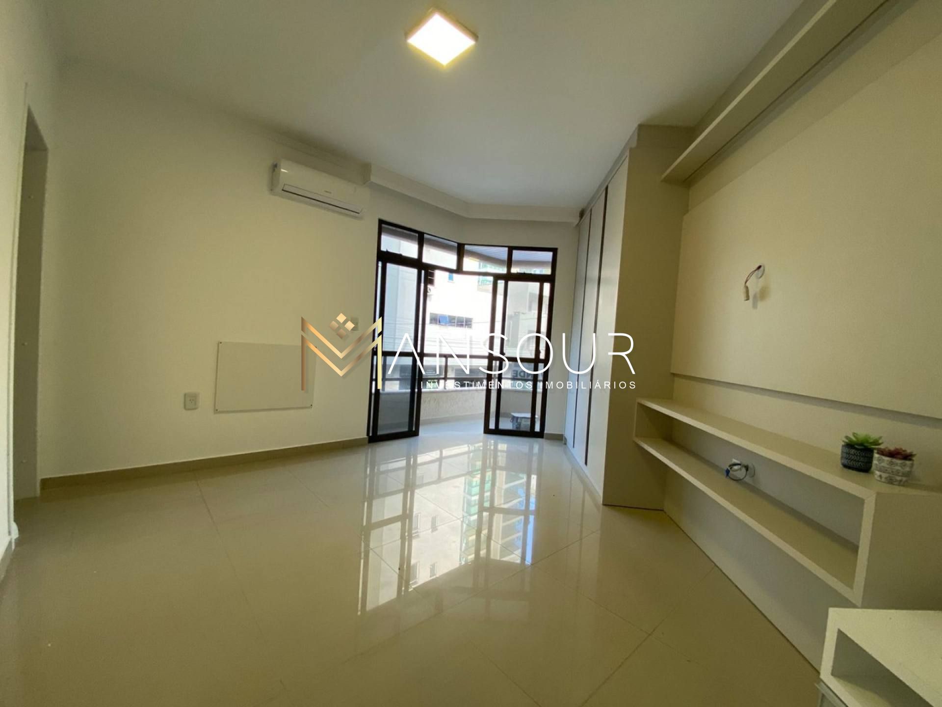 MEIA PRAIA Apartamento 02 Dormitórios sendo 01 suíte