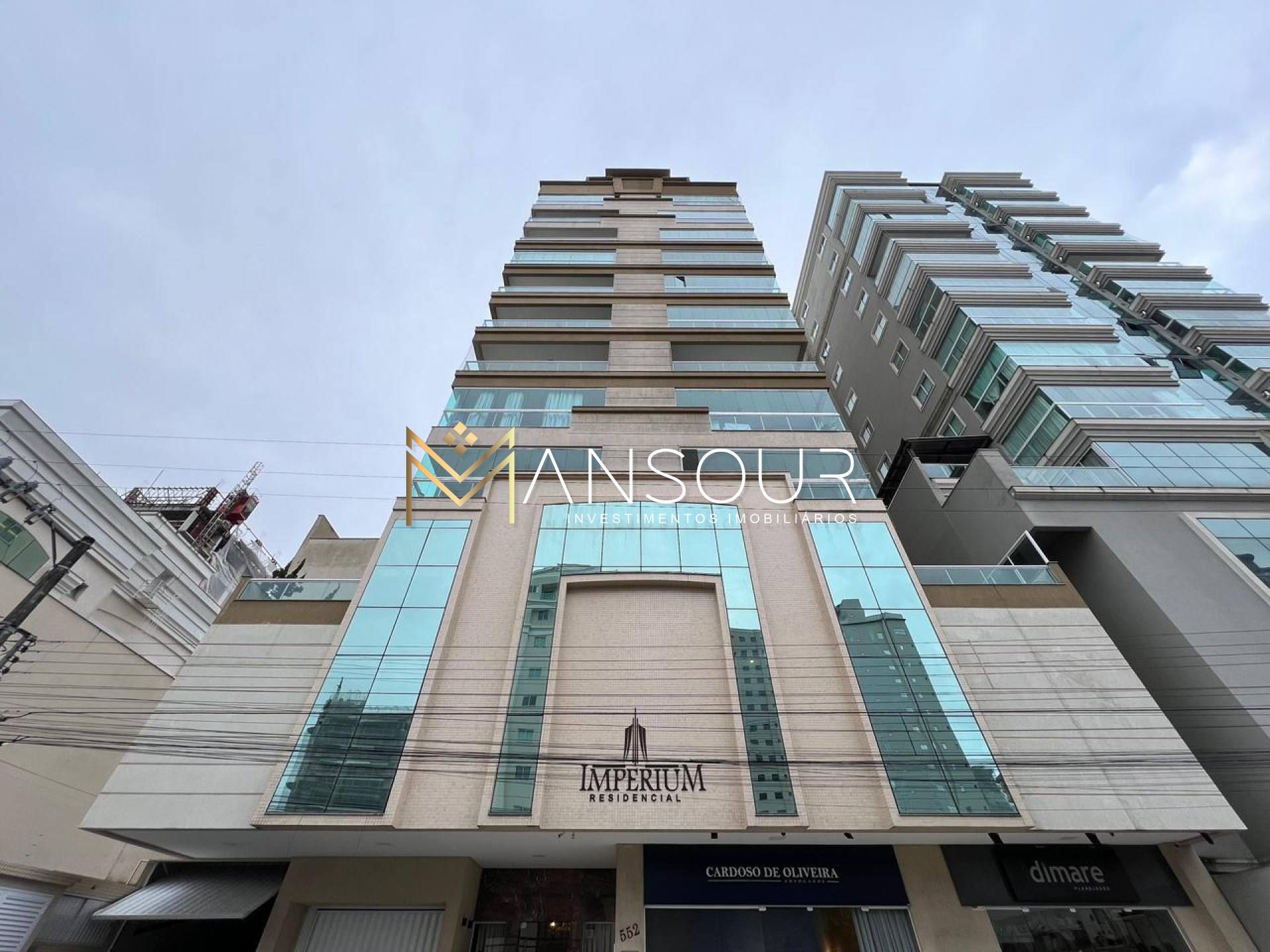 Apartamento Para Vender com 03 quartos 03 suítes no bairro Meia Praia em Itapema