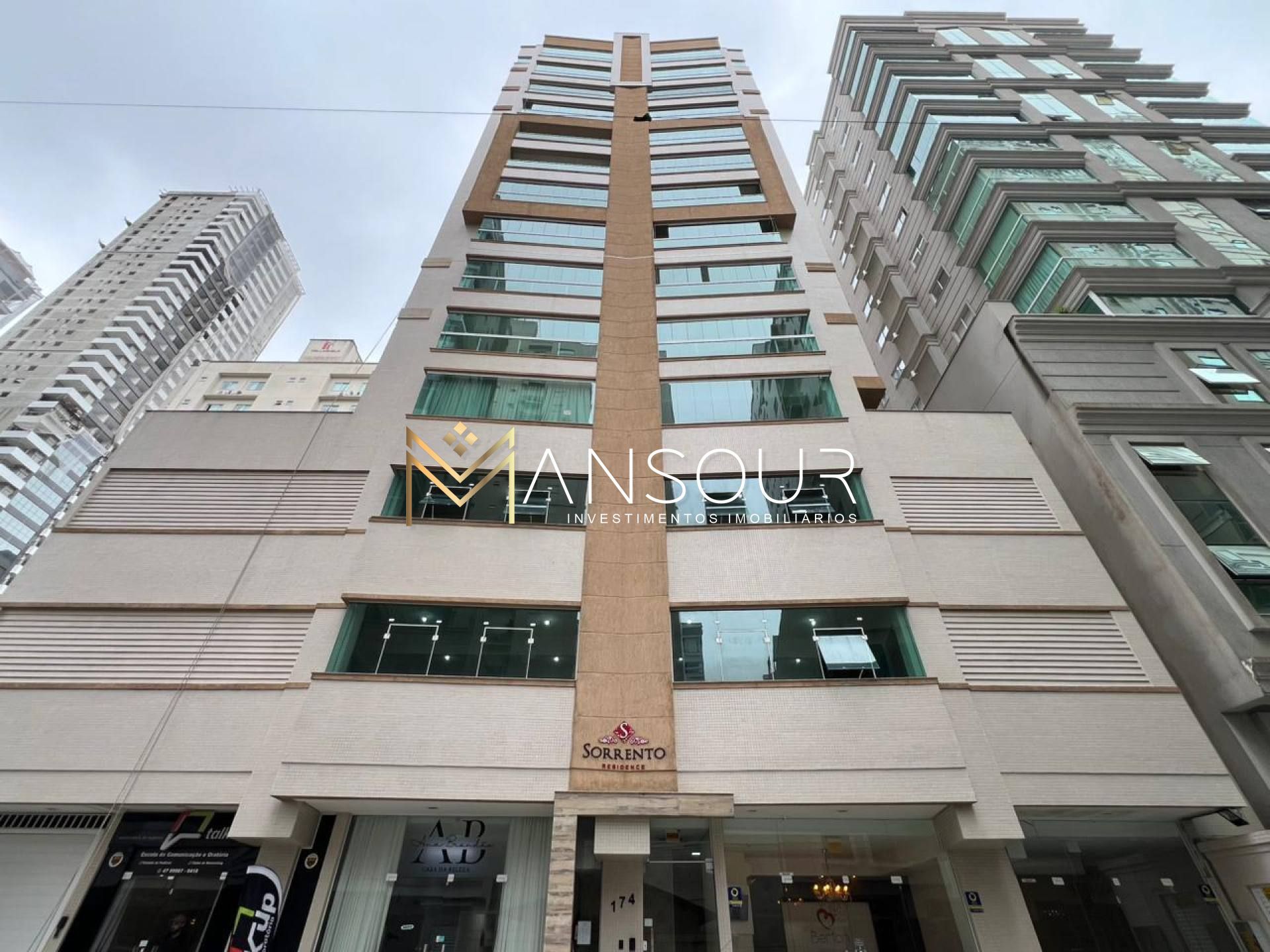 Apartamento Para Vender com 03 quartos 02 suítes no bairro Meia Praia em Itapema