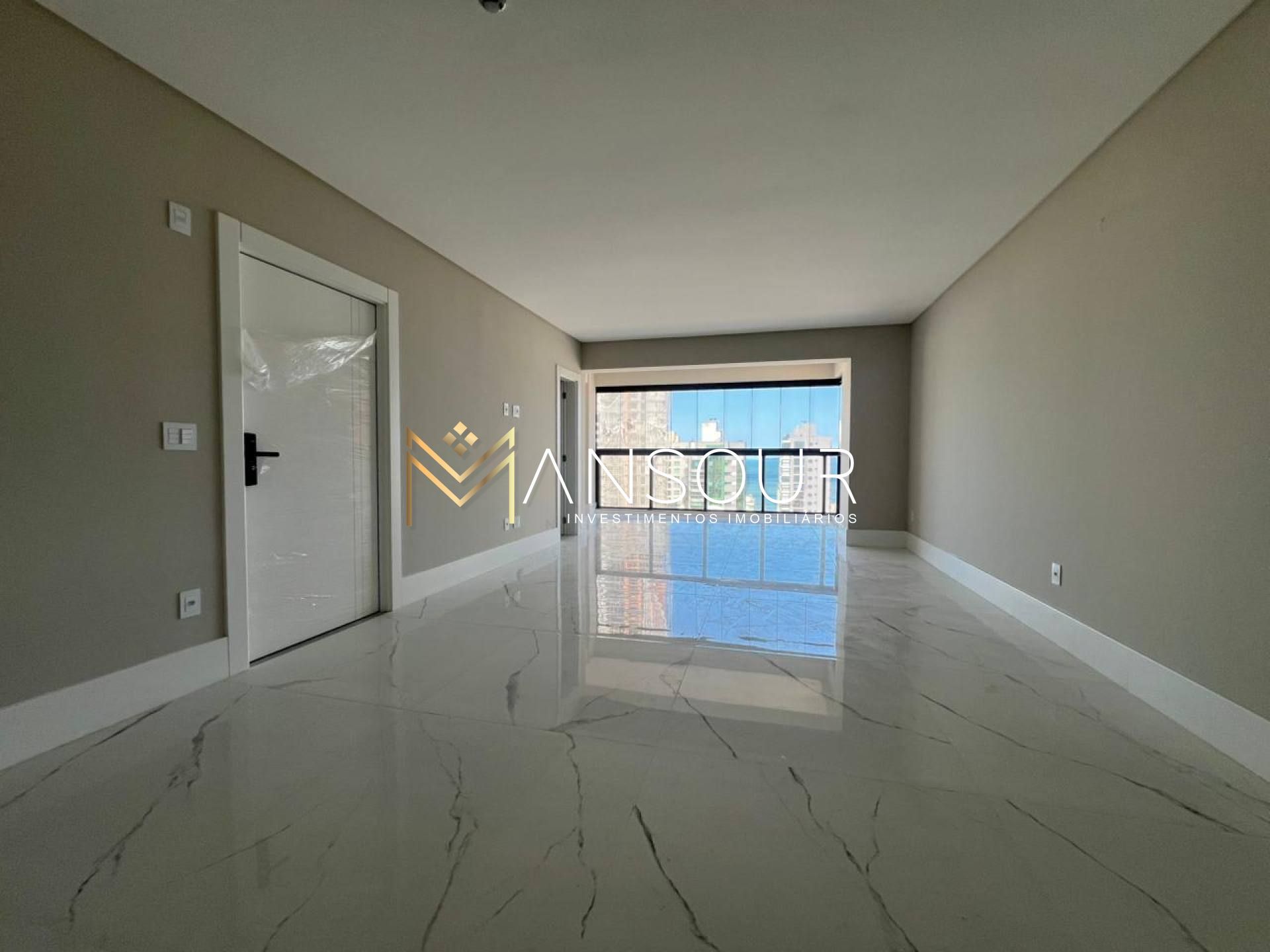 Apartamento Para Vender com 03 quartos 03 suítes no bairro Centro em Itapema