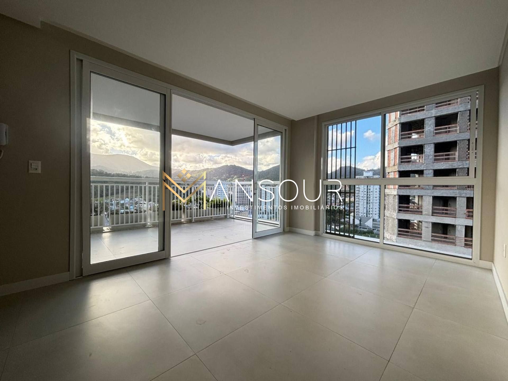 Apartamento Para Vender com 03 quartos 03 suítes no bairro Centro em Itapema