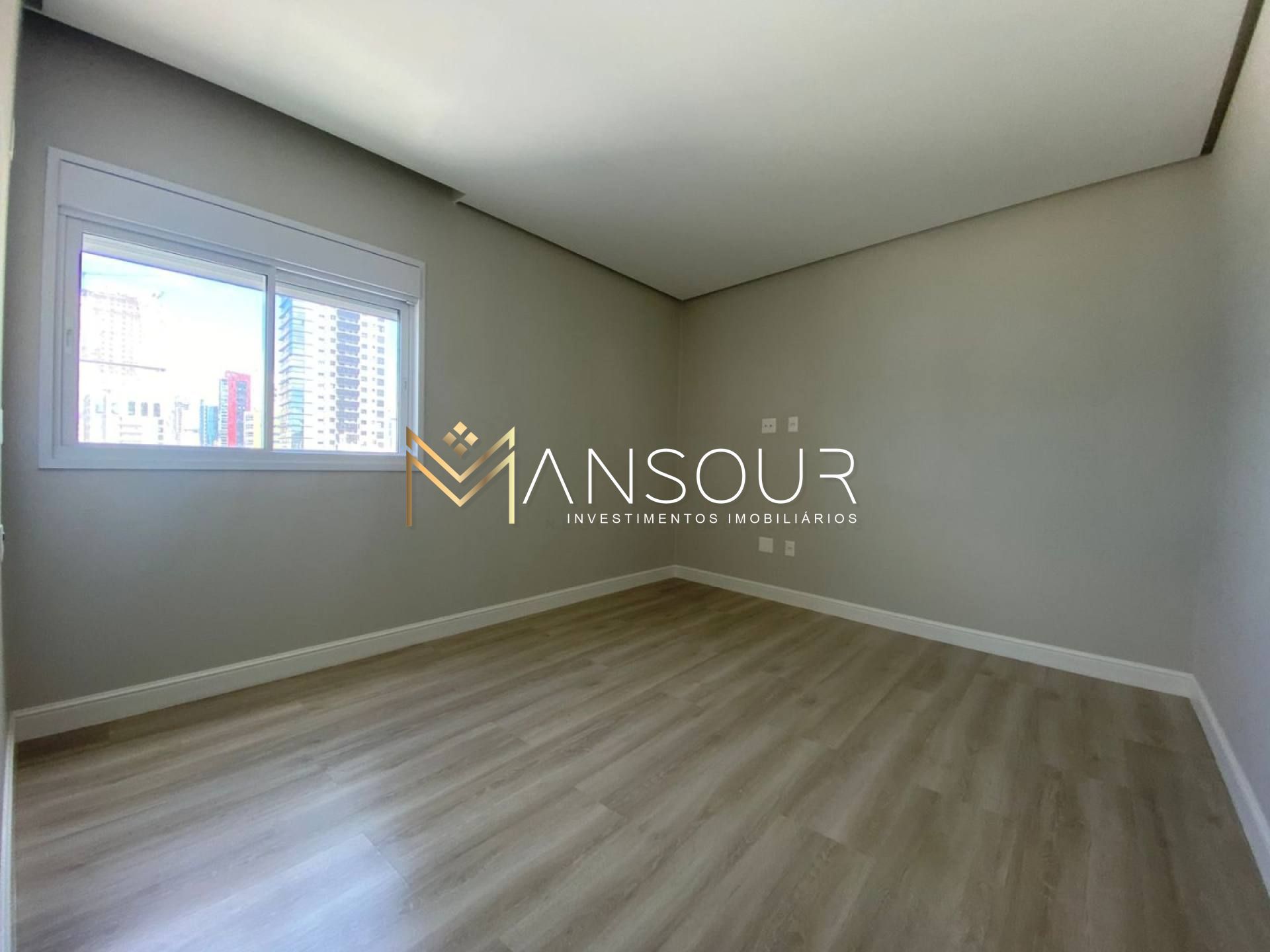 Apartamento Para Vender com 03 quartos 03 suítes no bairro Meia Praia em Itapema