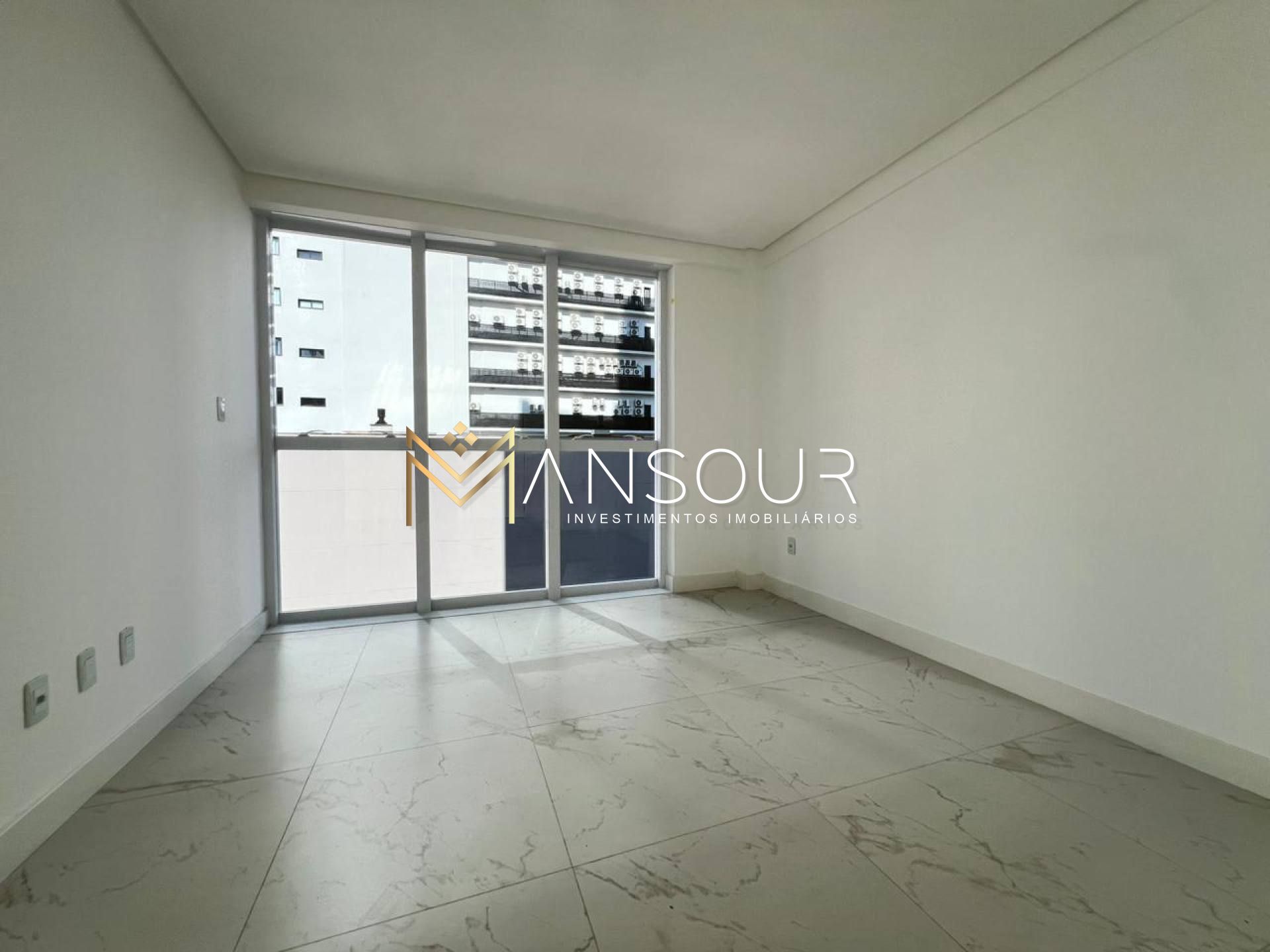 Apartamento Para Vender com 03 quartos 03 suítes no bairro Centro em Itapema