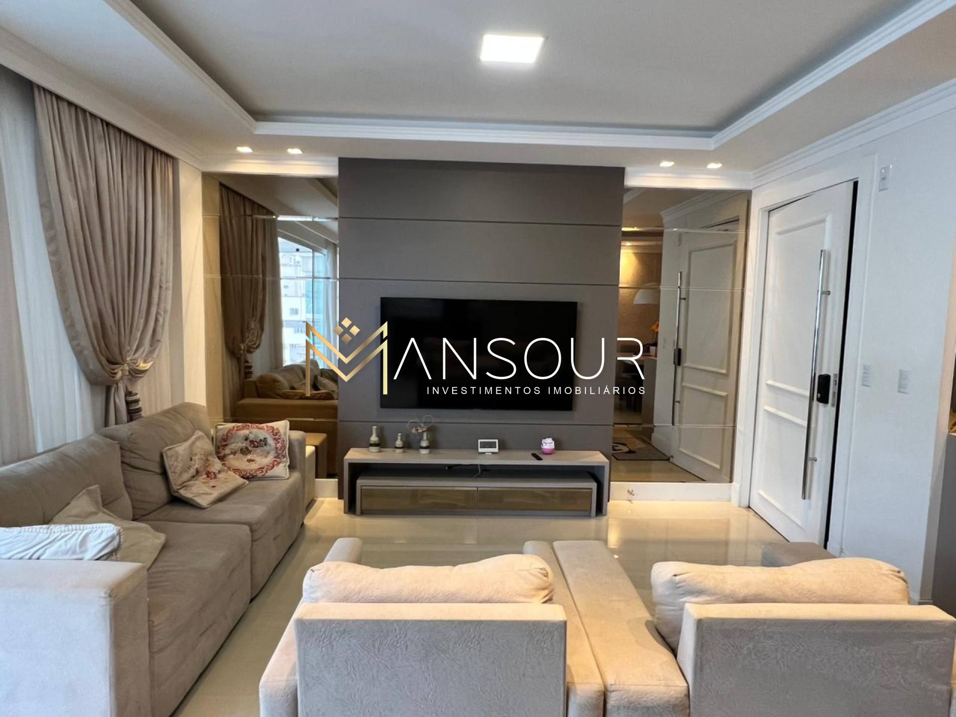 Apartamento Para Vender com 03 suítes no bairro Meia Praia em Itapema