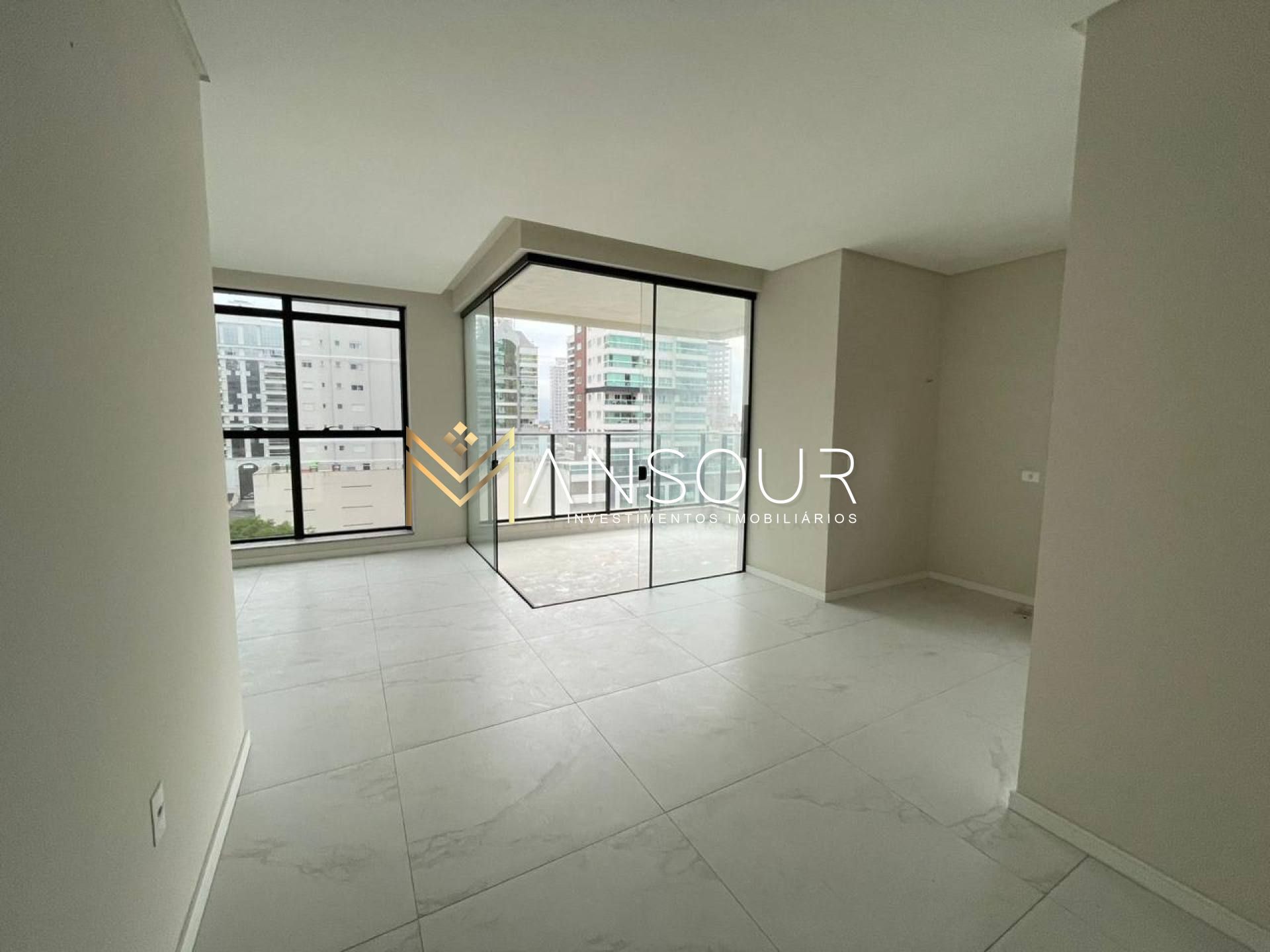 Apartamento Para Vender com 03 quartos 03 suítes no bairro Meia Praia em Itapema