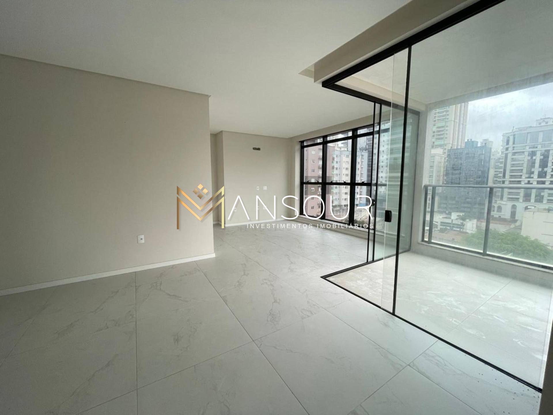 Apartamento Para Vender com 03 quartos 03 suítes no bairro Meia Praia em Itapema