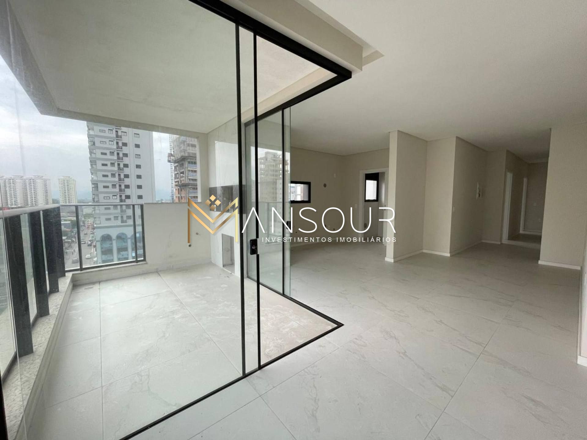 Apartamento Para Vender com 03 quartos 03 suítes no bairro Meia Praia em Itapema